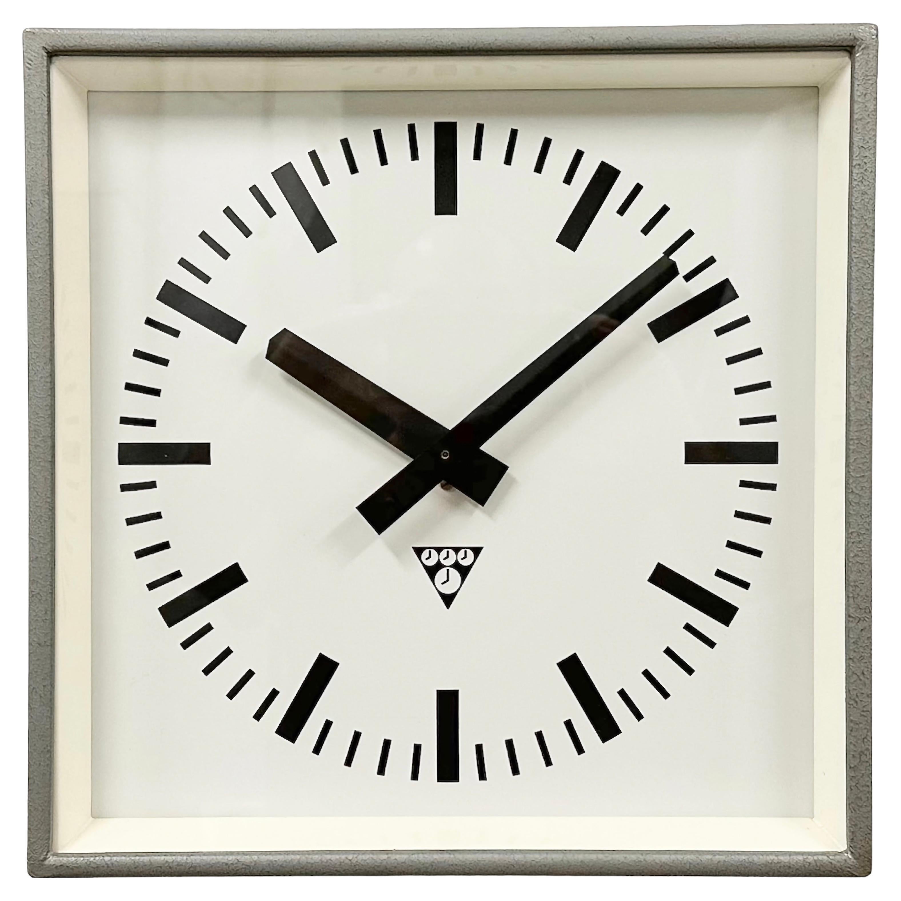 Reloj de pared cuadrado industrial gris de Pragotron, años 70