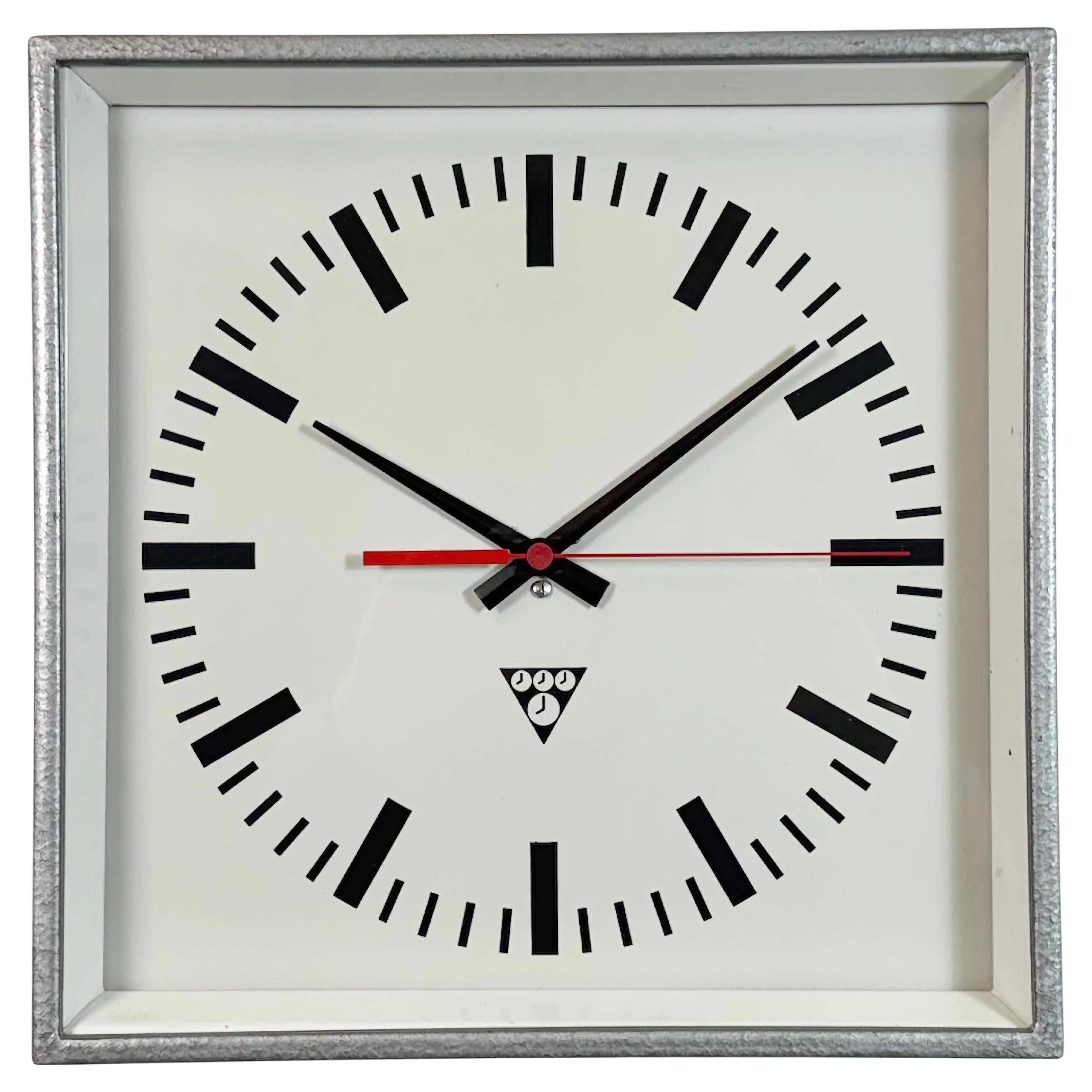 Reloj de pared cuadrado industrial gris de Pragotron, años 70