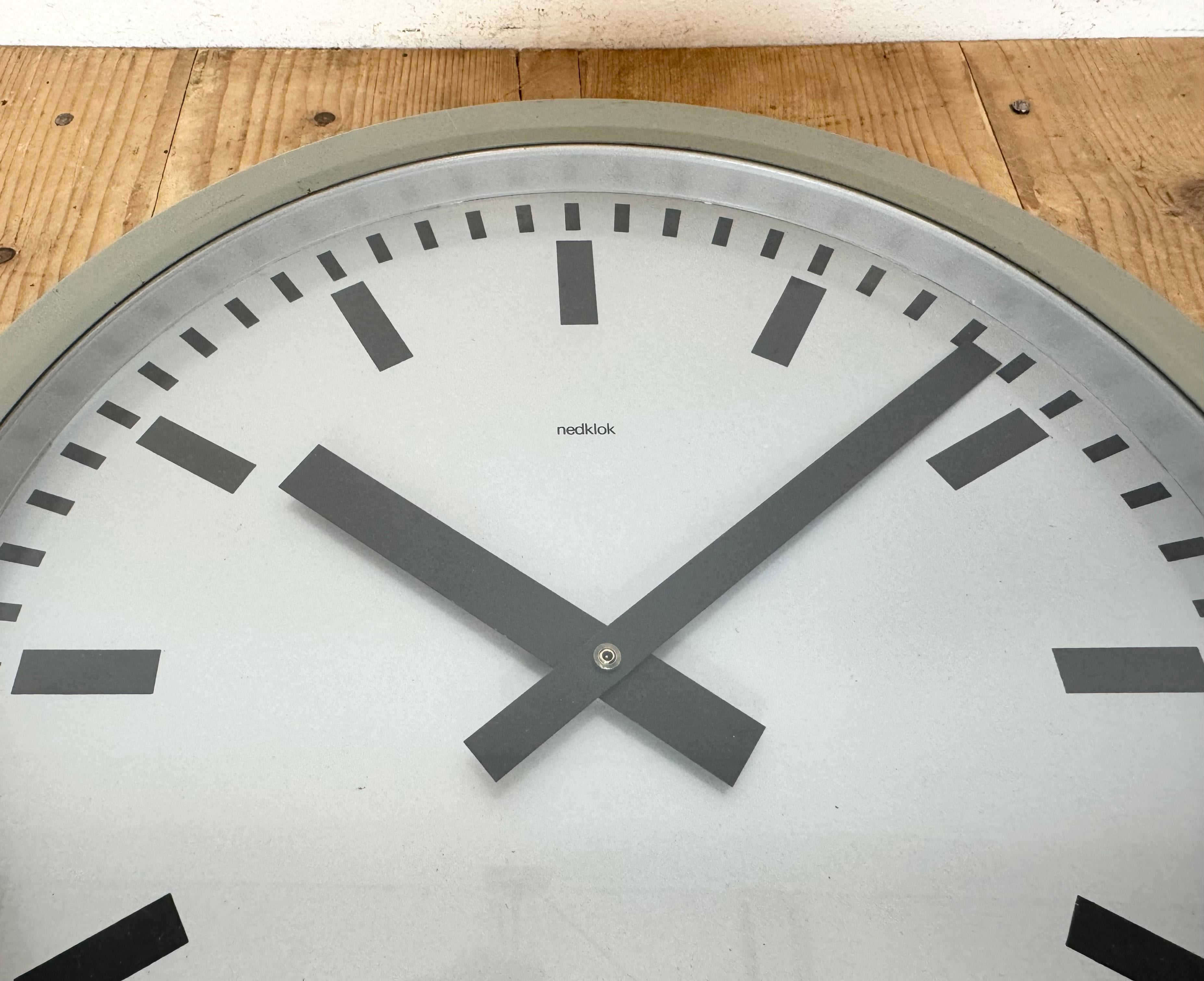 Reloj de pared industrial gris de Nedklok, 1960 en venta 3