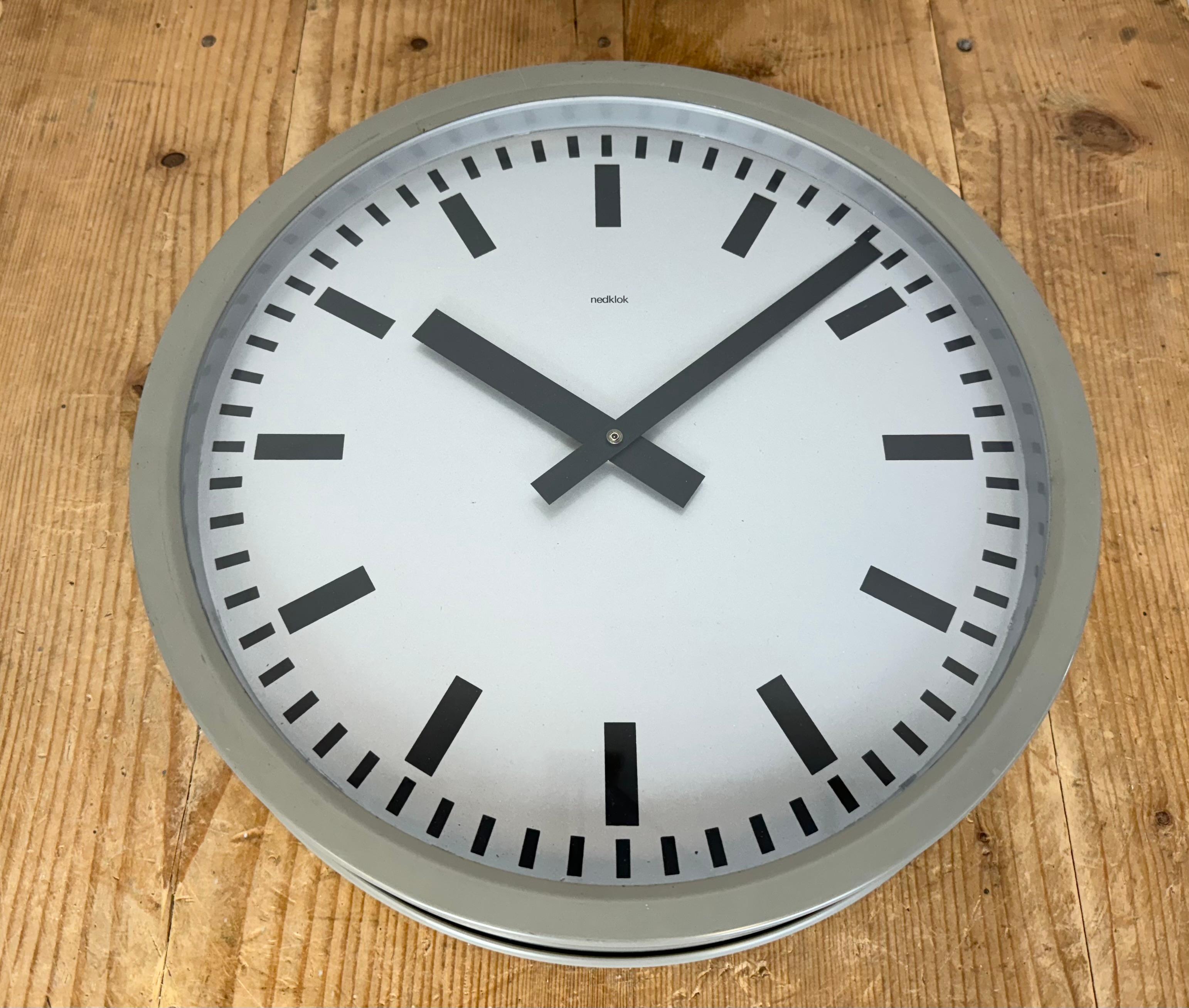 Reloj de pared industrial gris de Nedklok, 1960 en venta 5