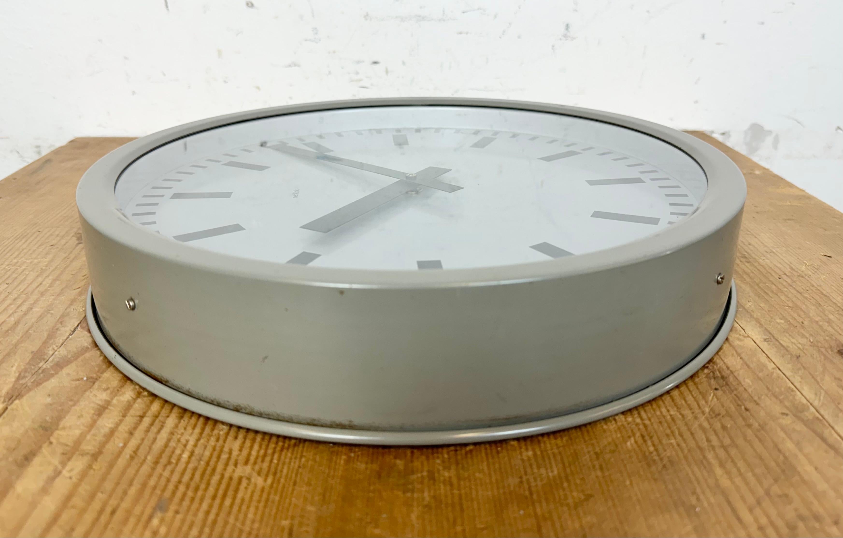 Reloj de pared industrial gris de Nedklok, 1960 en venta 6