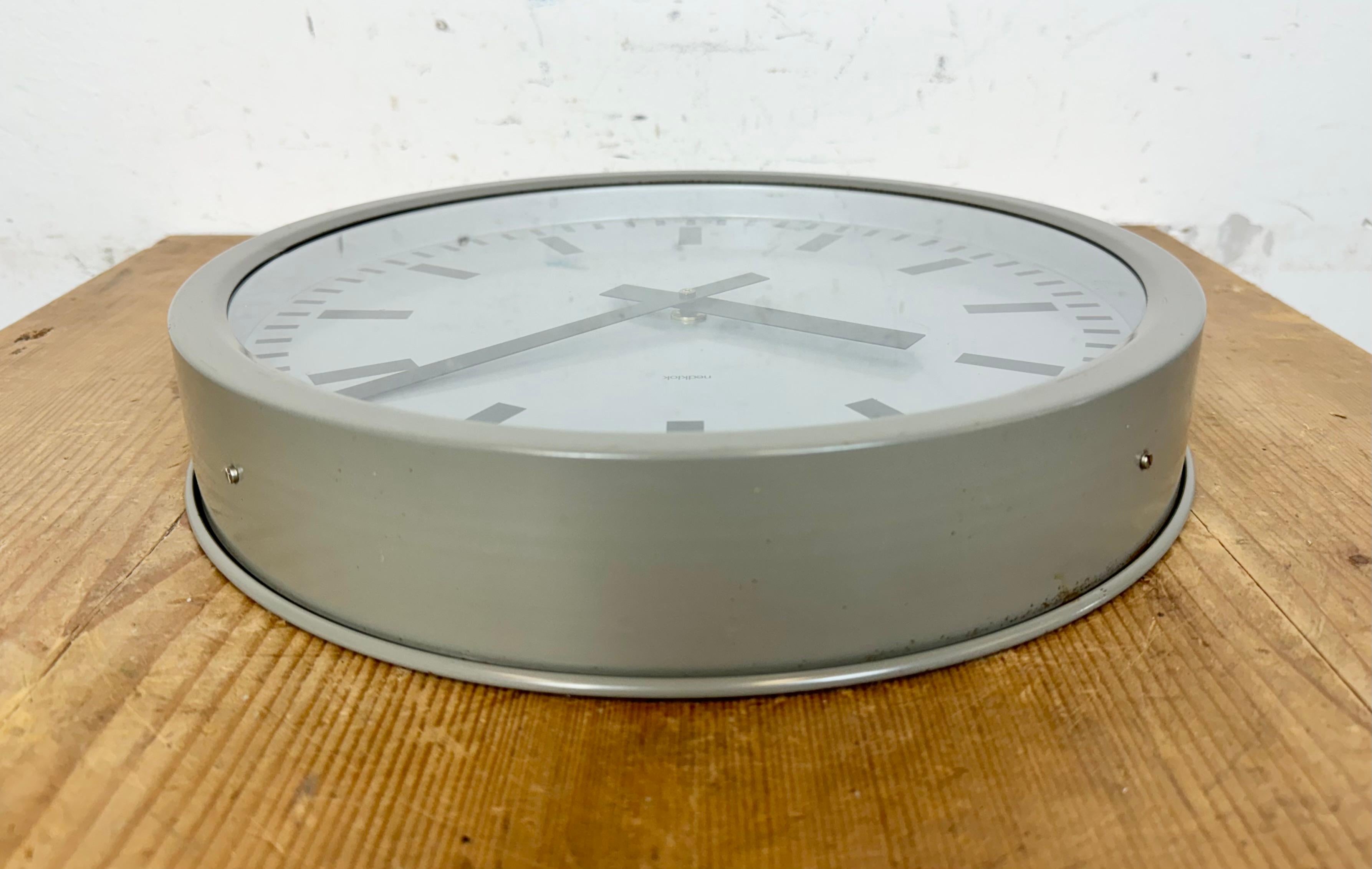 Reloj de pared industrial gris de Nedklok, 1960 en venta 7
