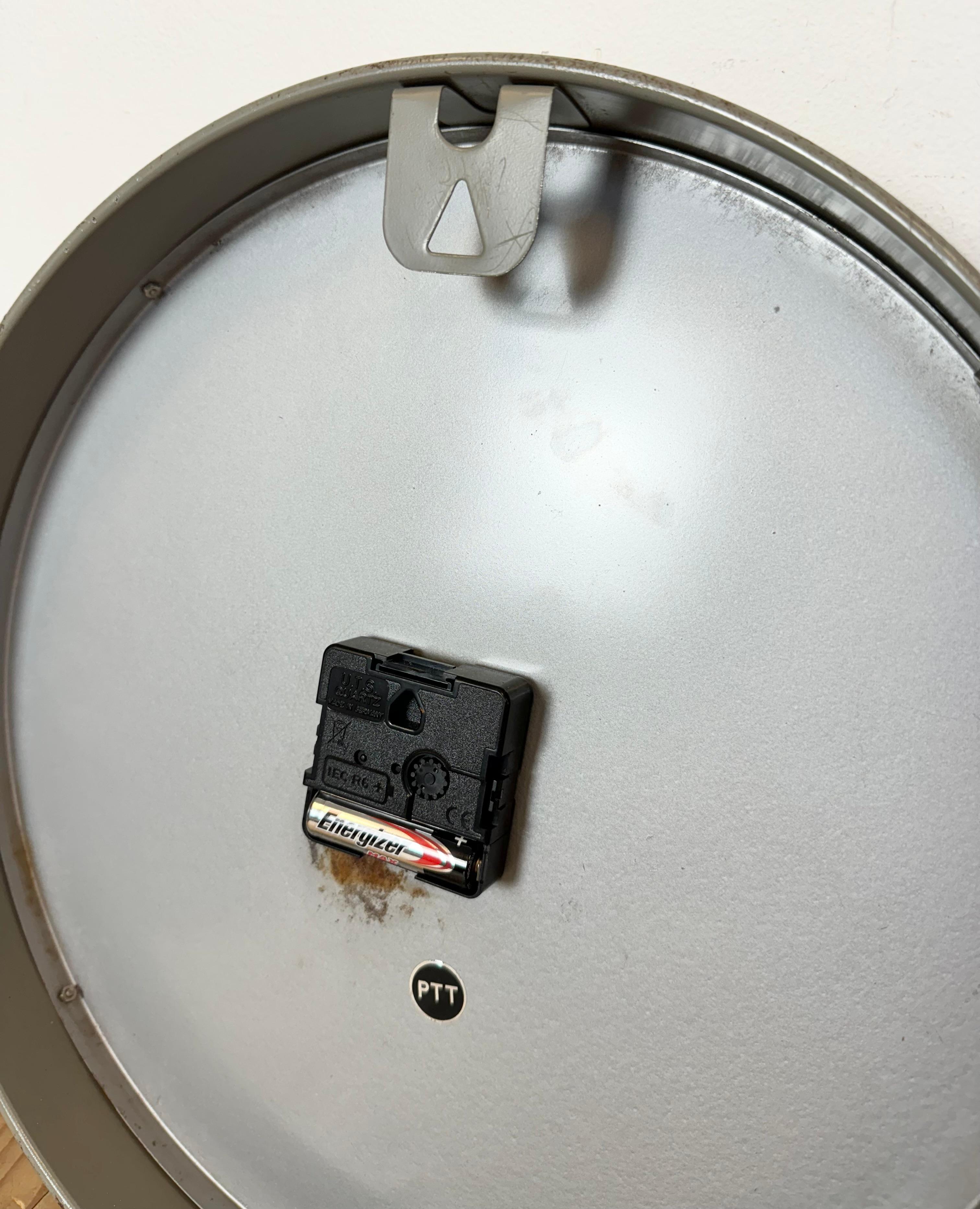 Reloj de pared industrial gris de Nedklok, 1960 en venta 8