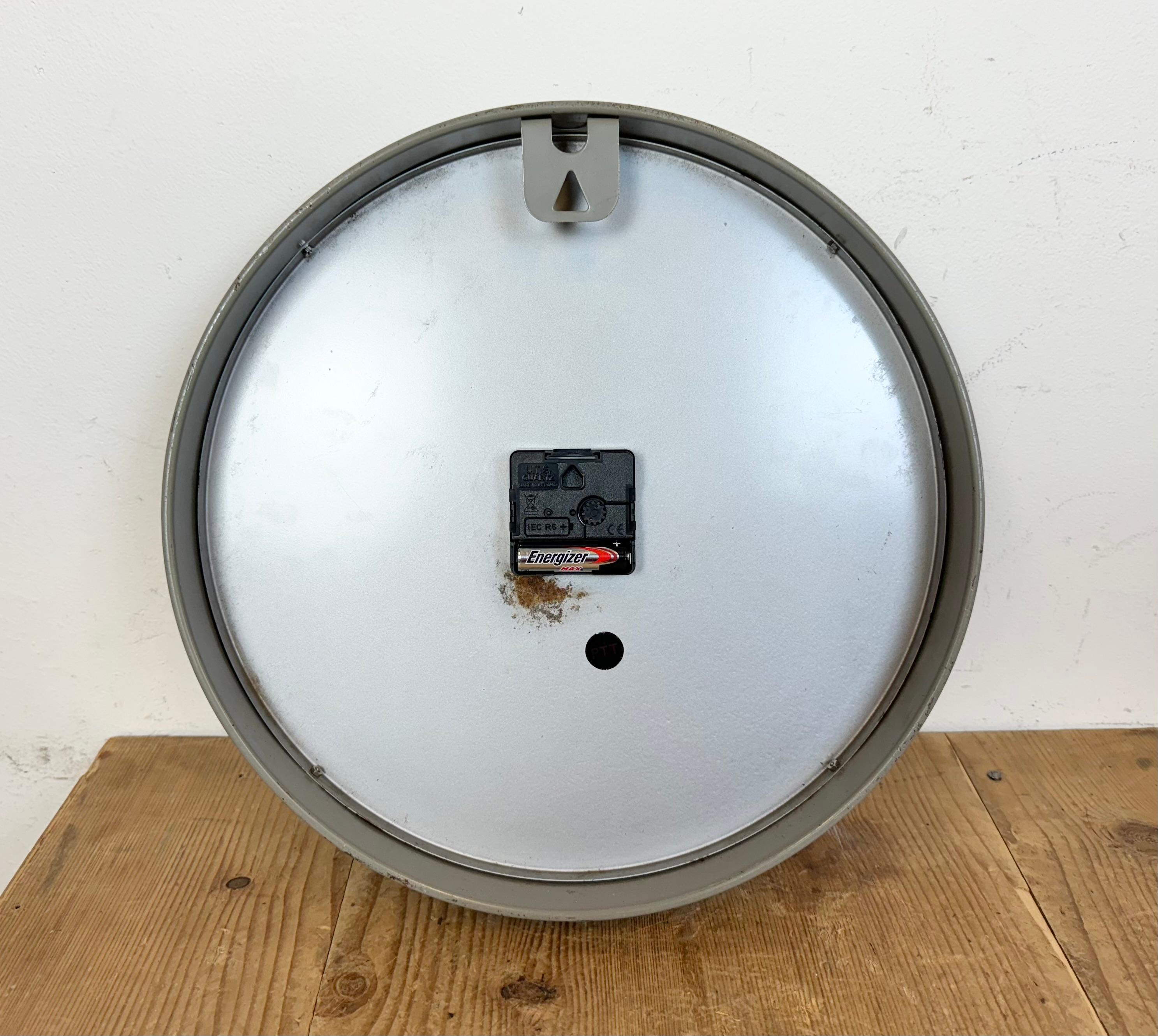 Reloj de pared industrial gris de Nedklok, 1960 en venta 9