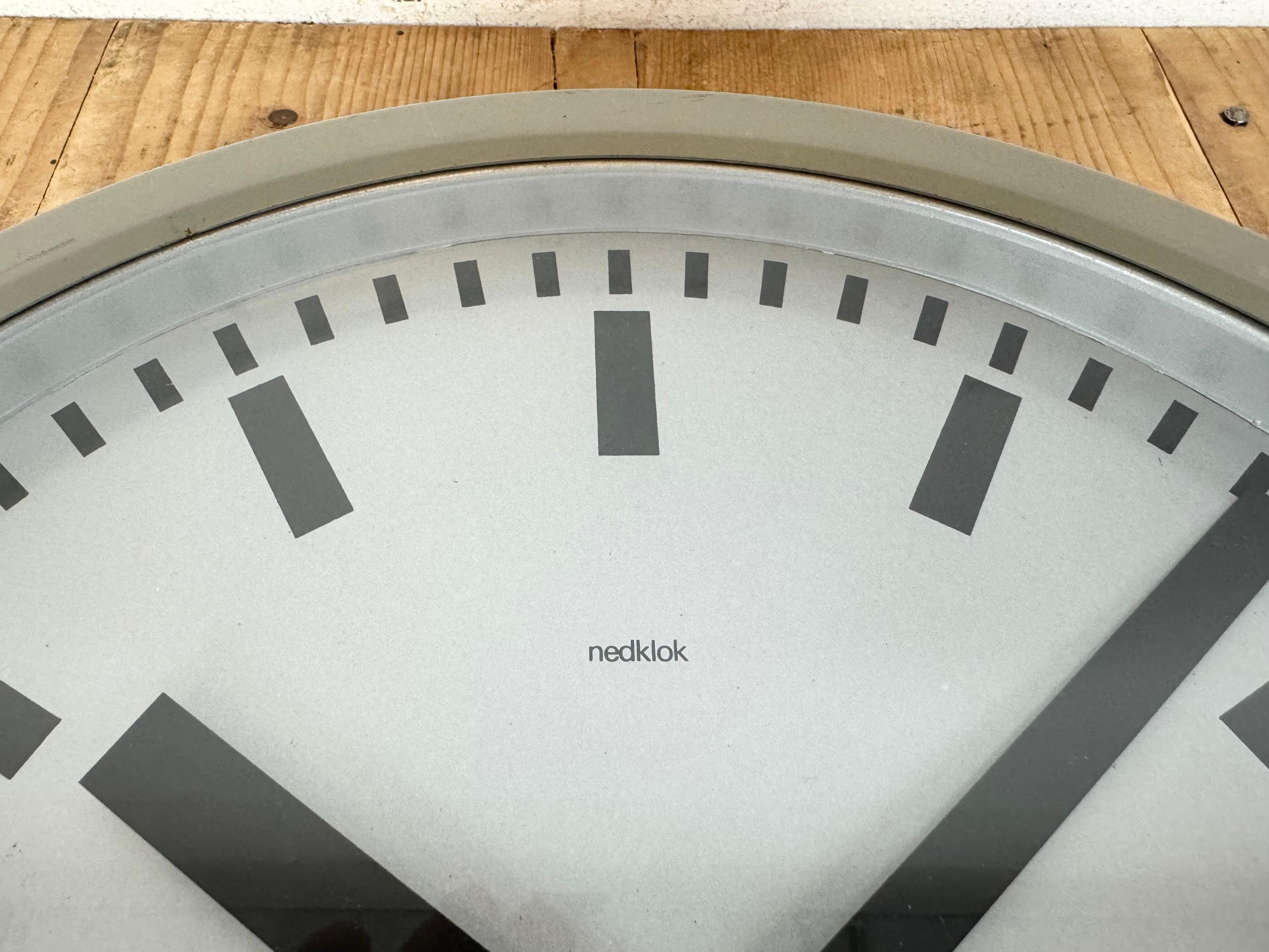 Reloj de pared industrial gris de Nedklok, 1960 en venta 10