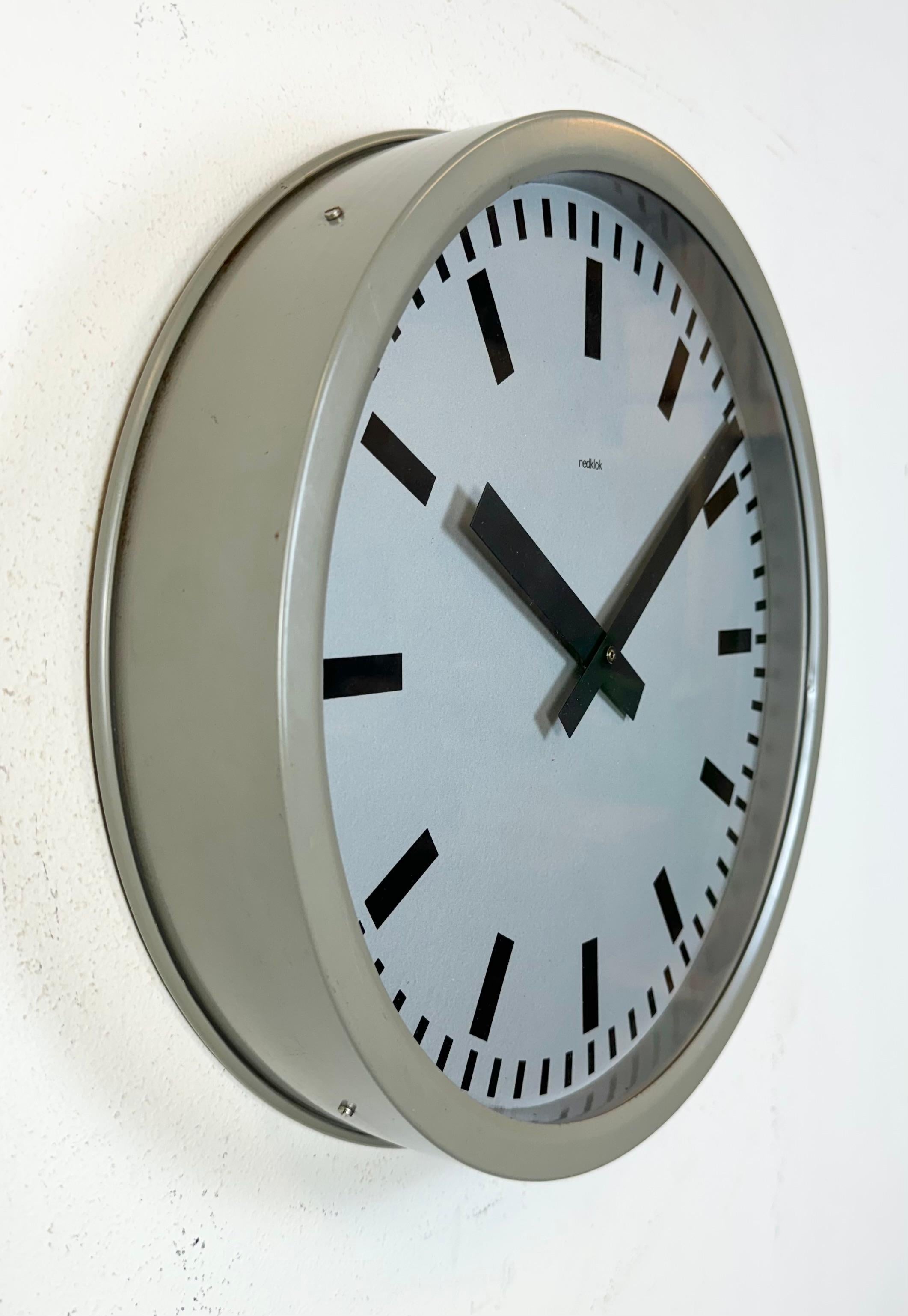 Reloj de pared industrial gris de Nedklok, 1960 Industrial en venta