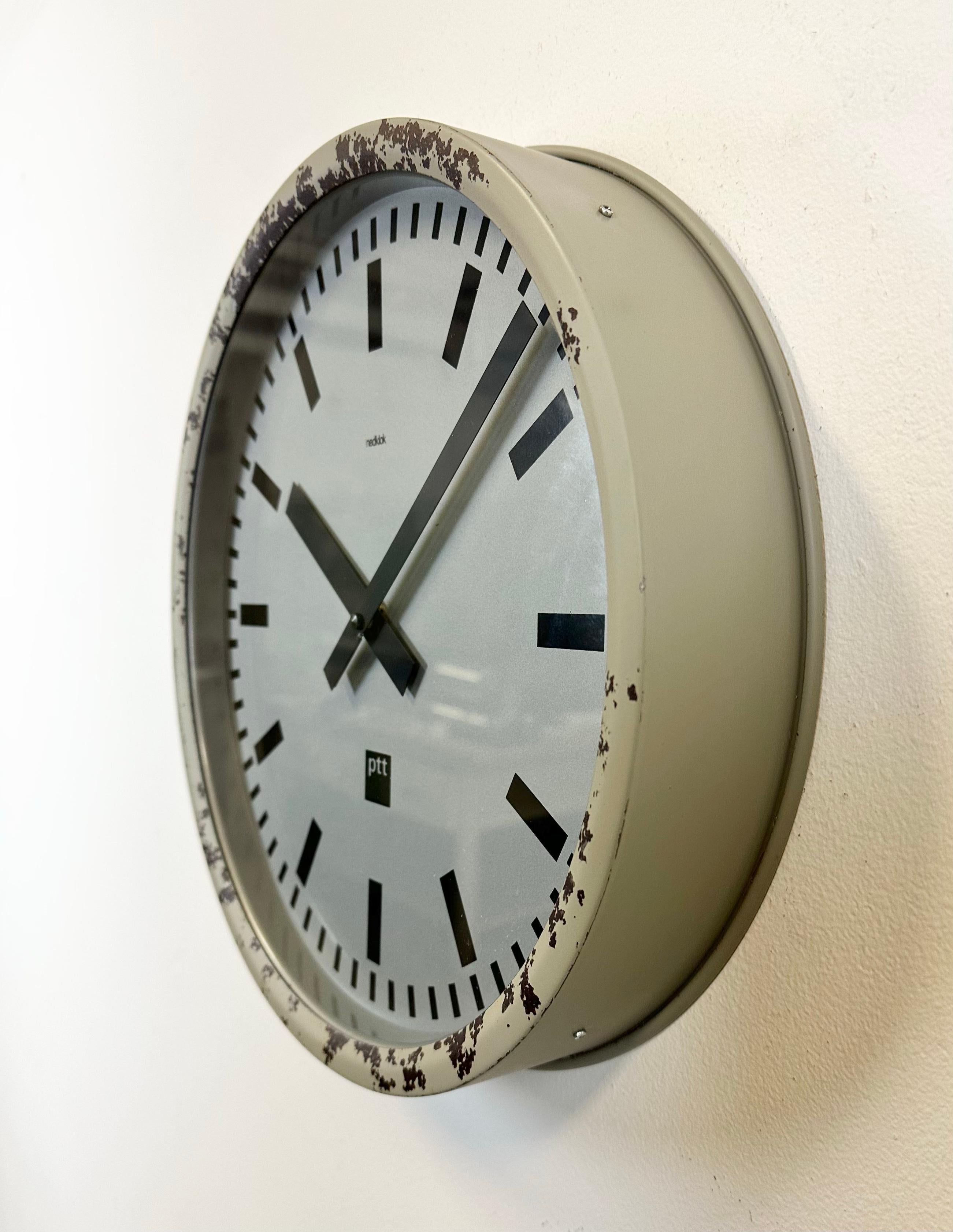 Reloj de pared industrial gris de Nedklok, 1960 Holandés en venta