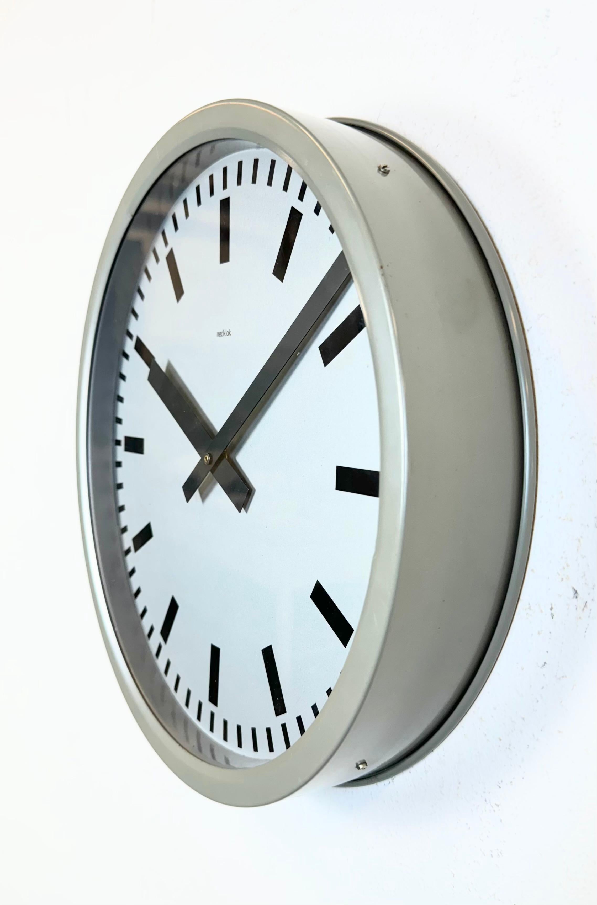 Reloj de pared industrial gris de Nedklok, 1960 Holandés en venta
