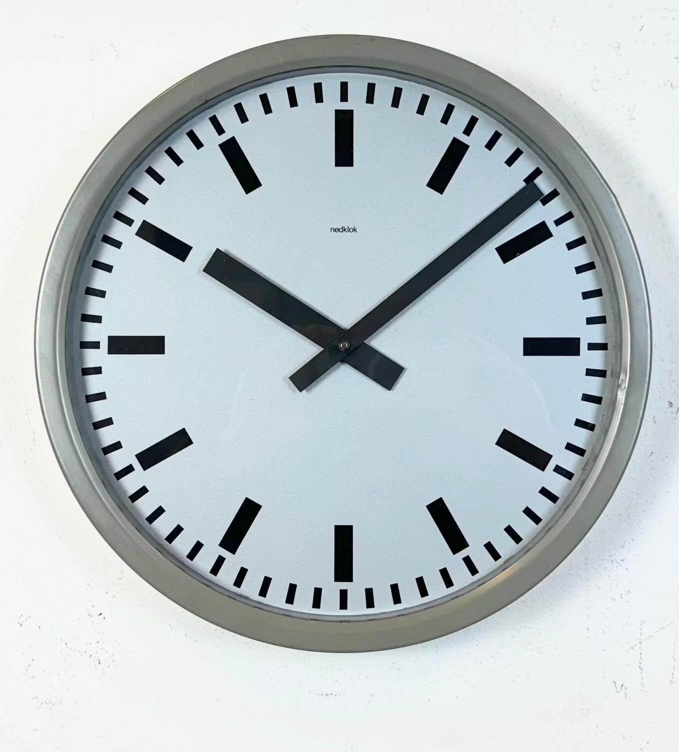 Reloj de pared industrial gris de Nedklok, 1960 en Bueno estado para la venta en Kojetice, CZ