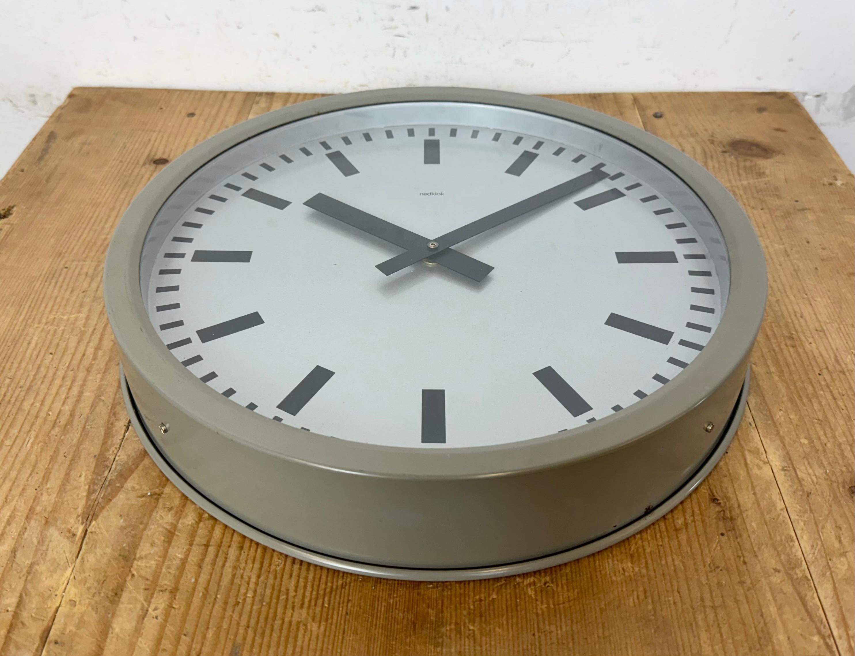 Reloj de pared industrial gris de Nedklok, 1960 siglo XX en venta