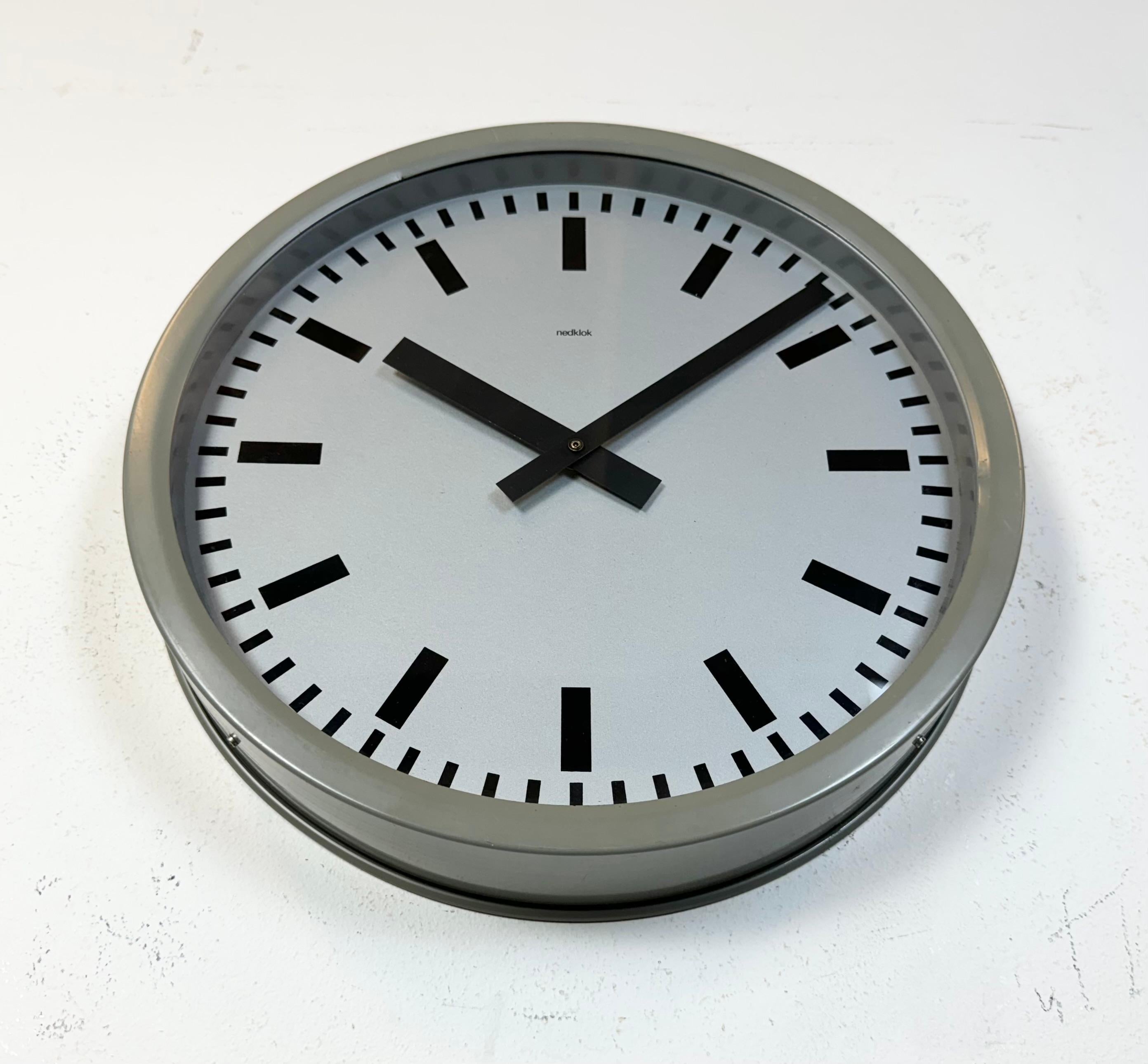 Reloj de pared industrial gris de Nedklok, 1960 Vidrio en venta