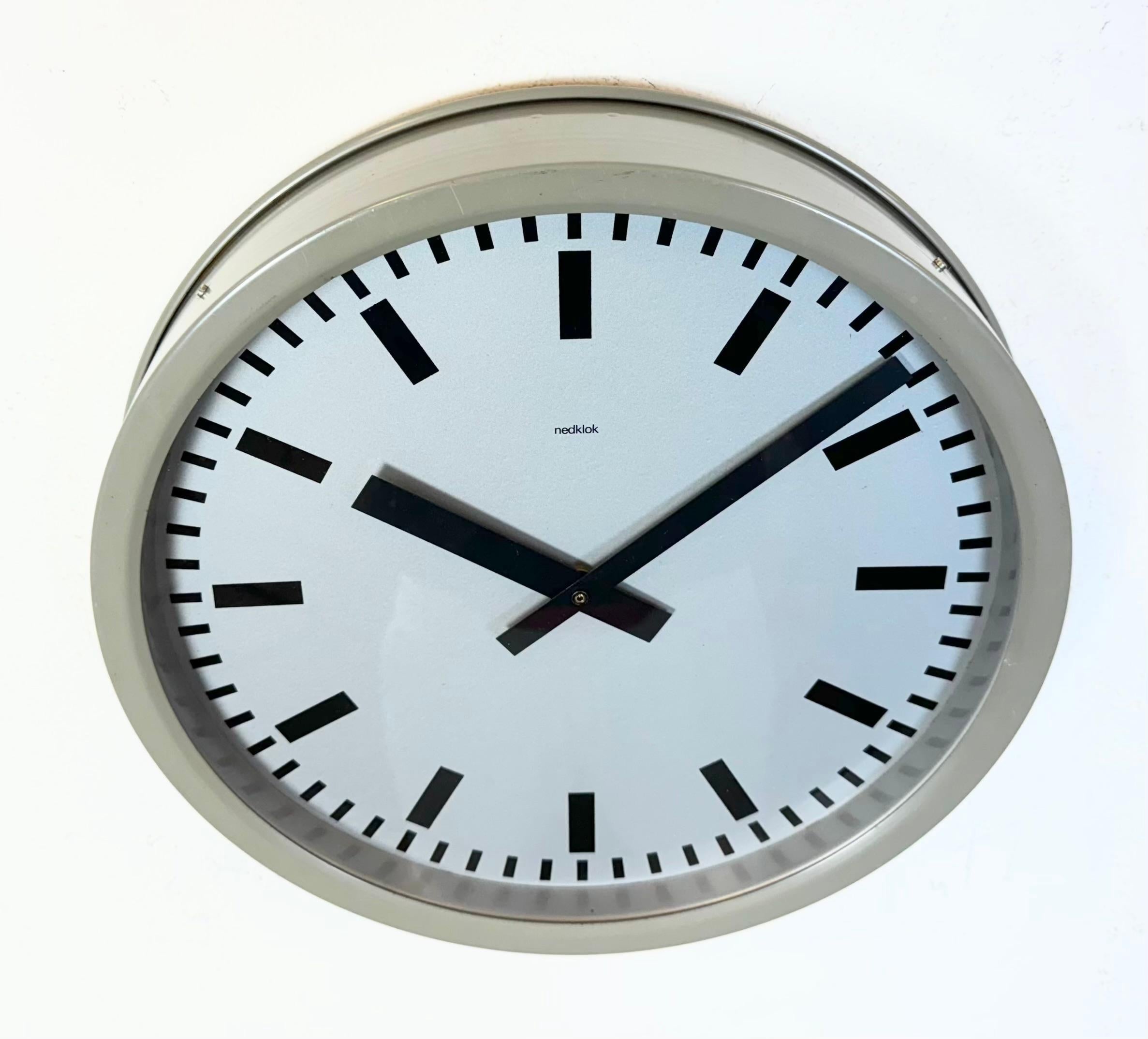 Reloj de pared industrial gris de Nedklok, 1960 en venta 1