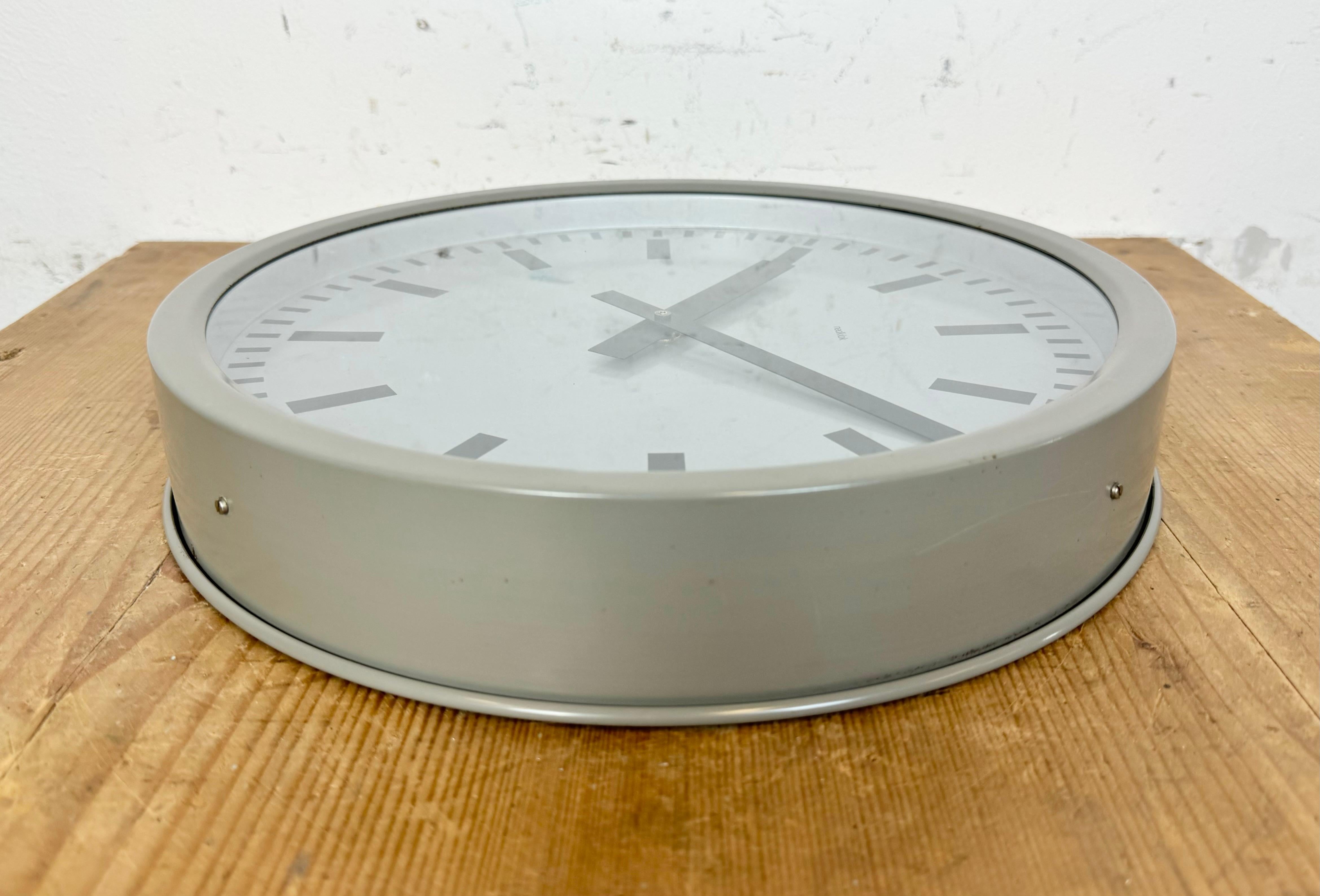 Reloj de pared industrial gris de Nedklok, 1960 en venta 2