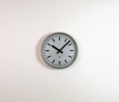 Orologio da parete industriale grigio della TCW , 1960