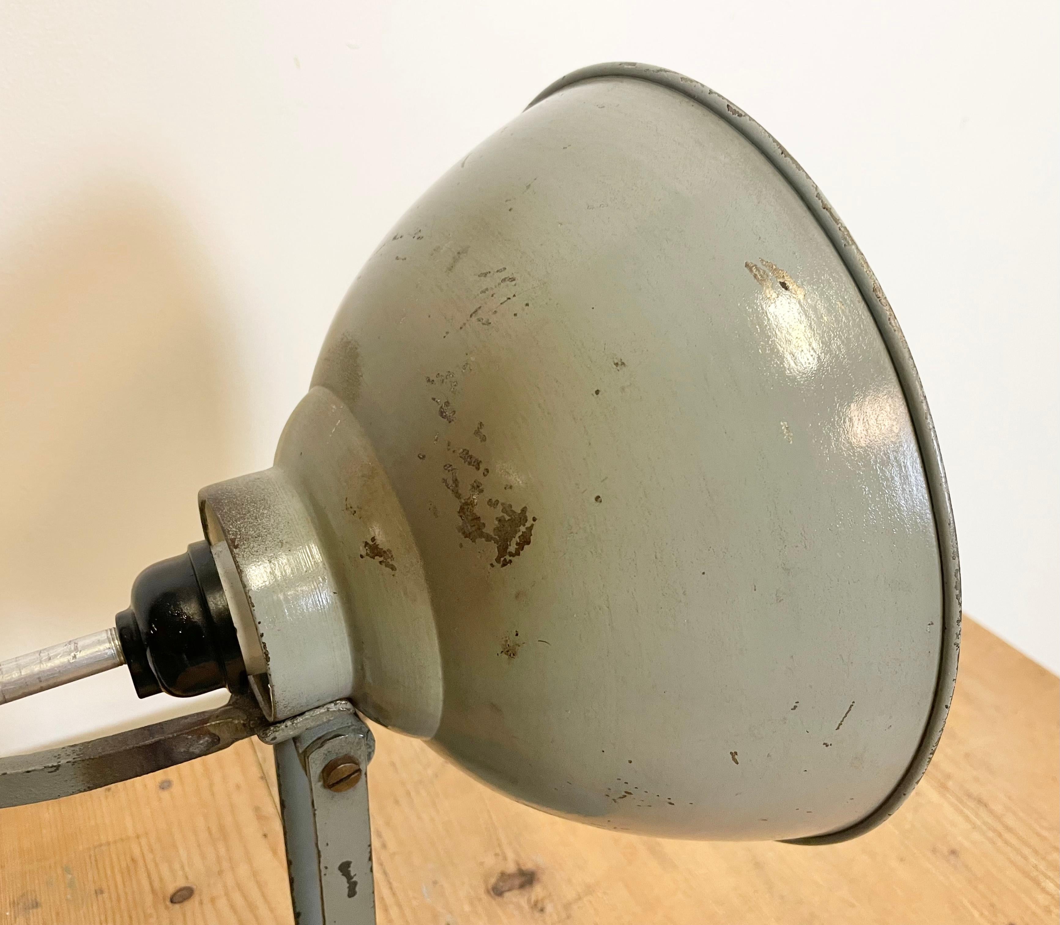 Lampe de table industrielle grise, années 1970 en vente 2