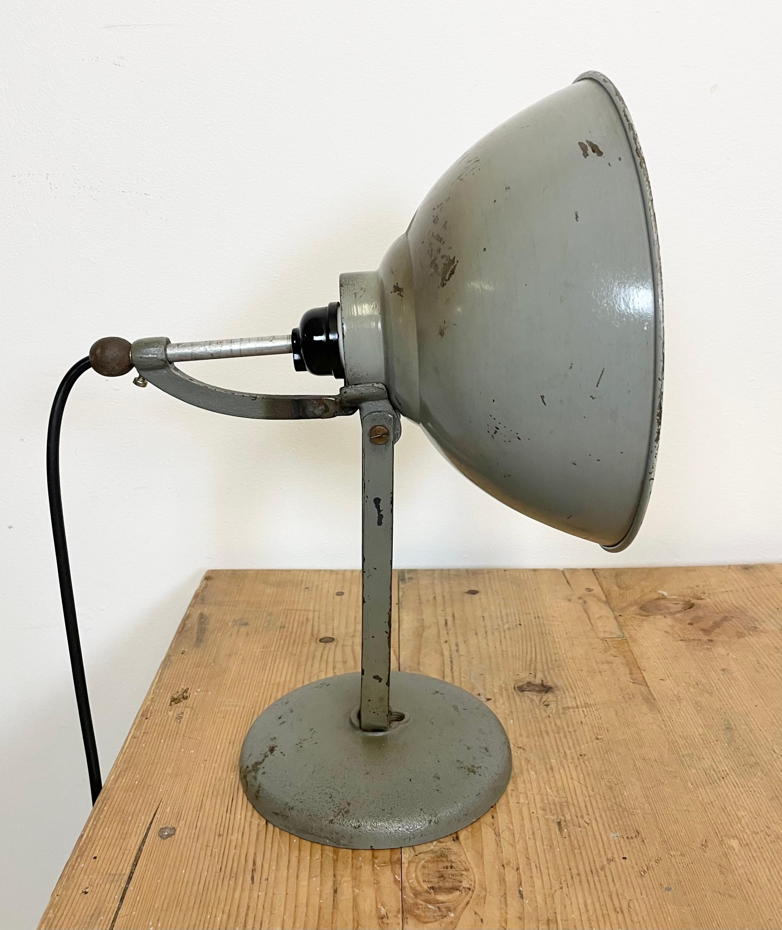 Lampe de table industrielle grise, années 1970 en vente 1