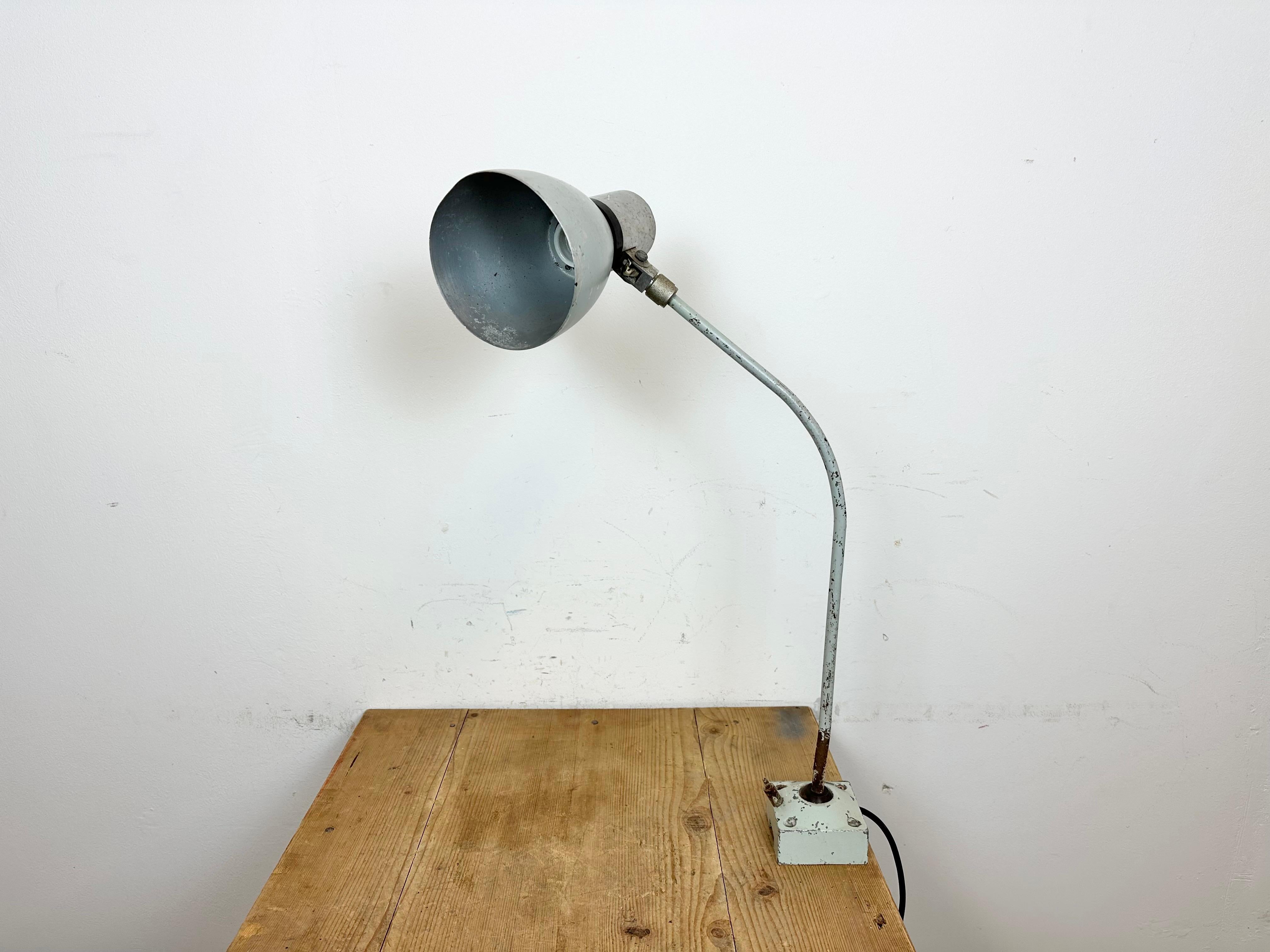 Lampe de bureau industrielle grise d' Elektrosvit, années 1970 Bon état - En vente à Kojetice, CZ