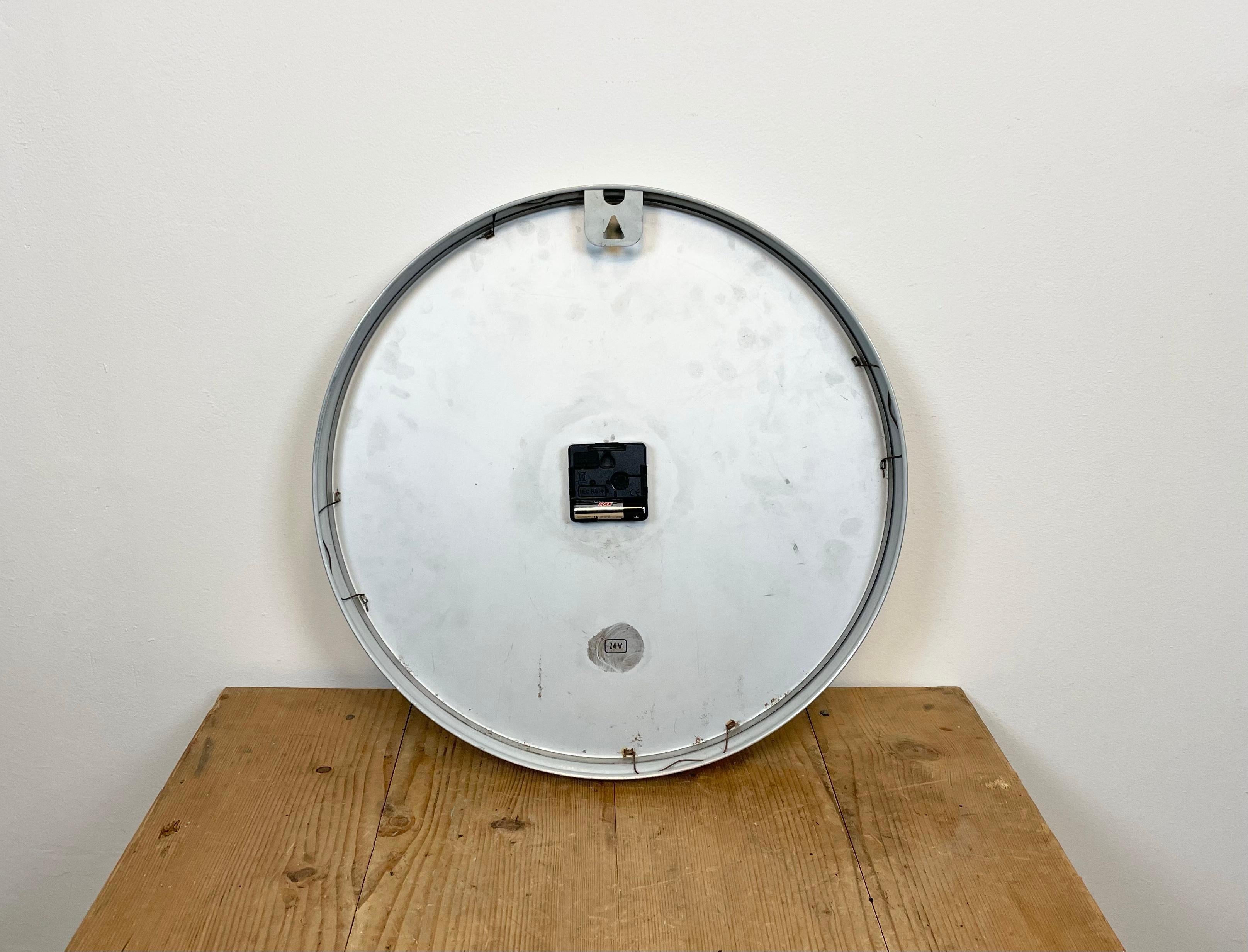 Horloge murale industrielle grise de Benzing, années 1960 en vente 8
