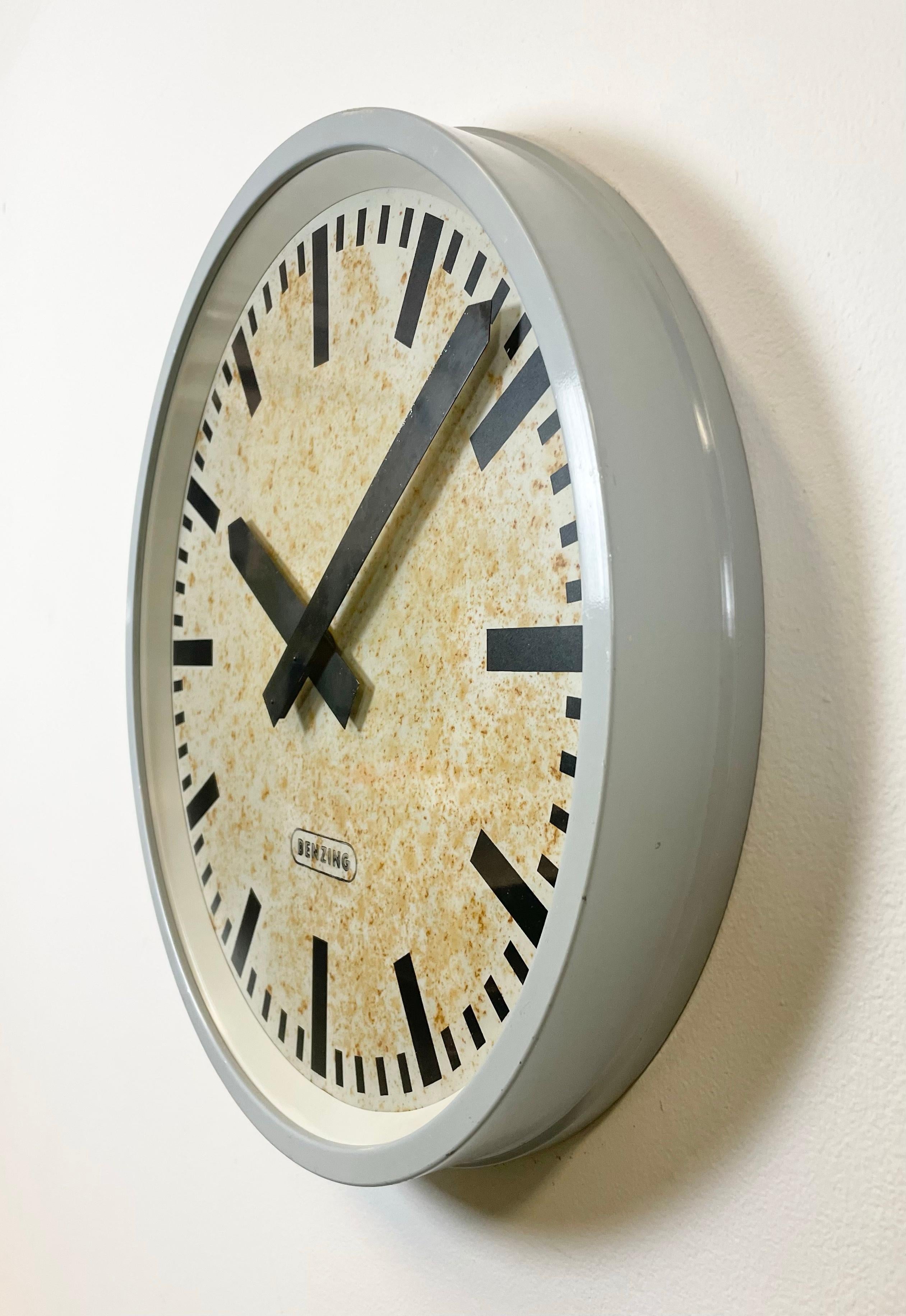 Allemand Horloge murale industrielle grise de Benzing, années 1960 en vente