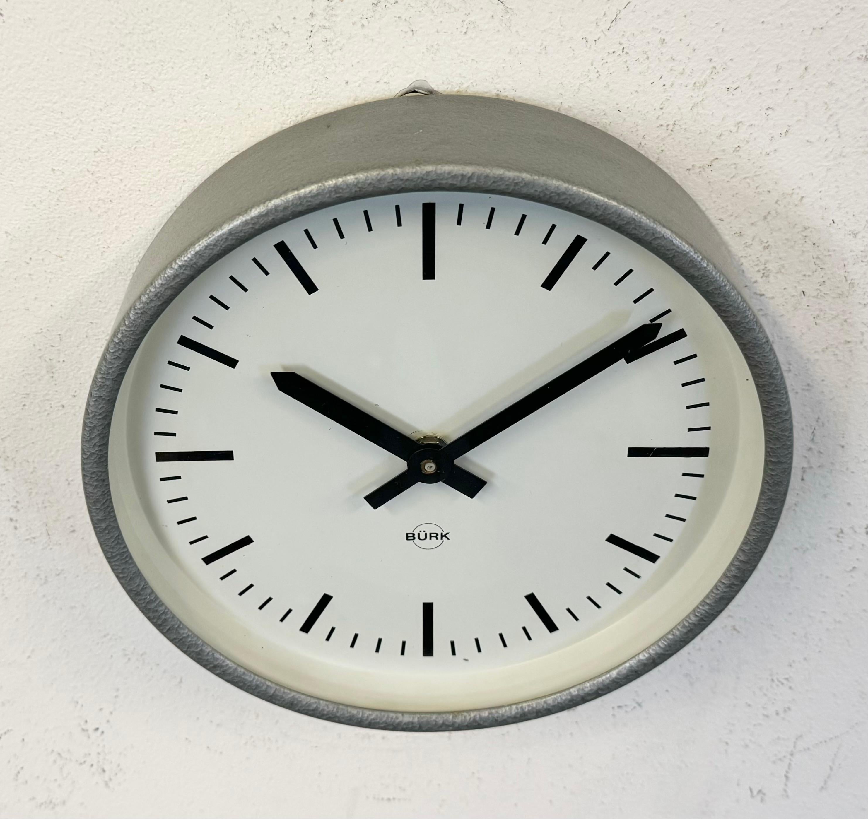 Fin du 20e siècle Horloge murale industrielle grise de Burk, 1970 en vente