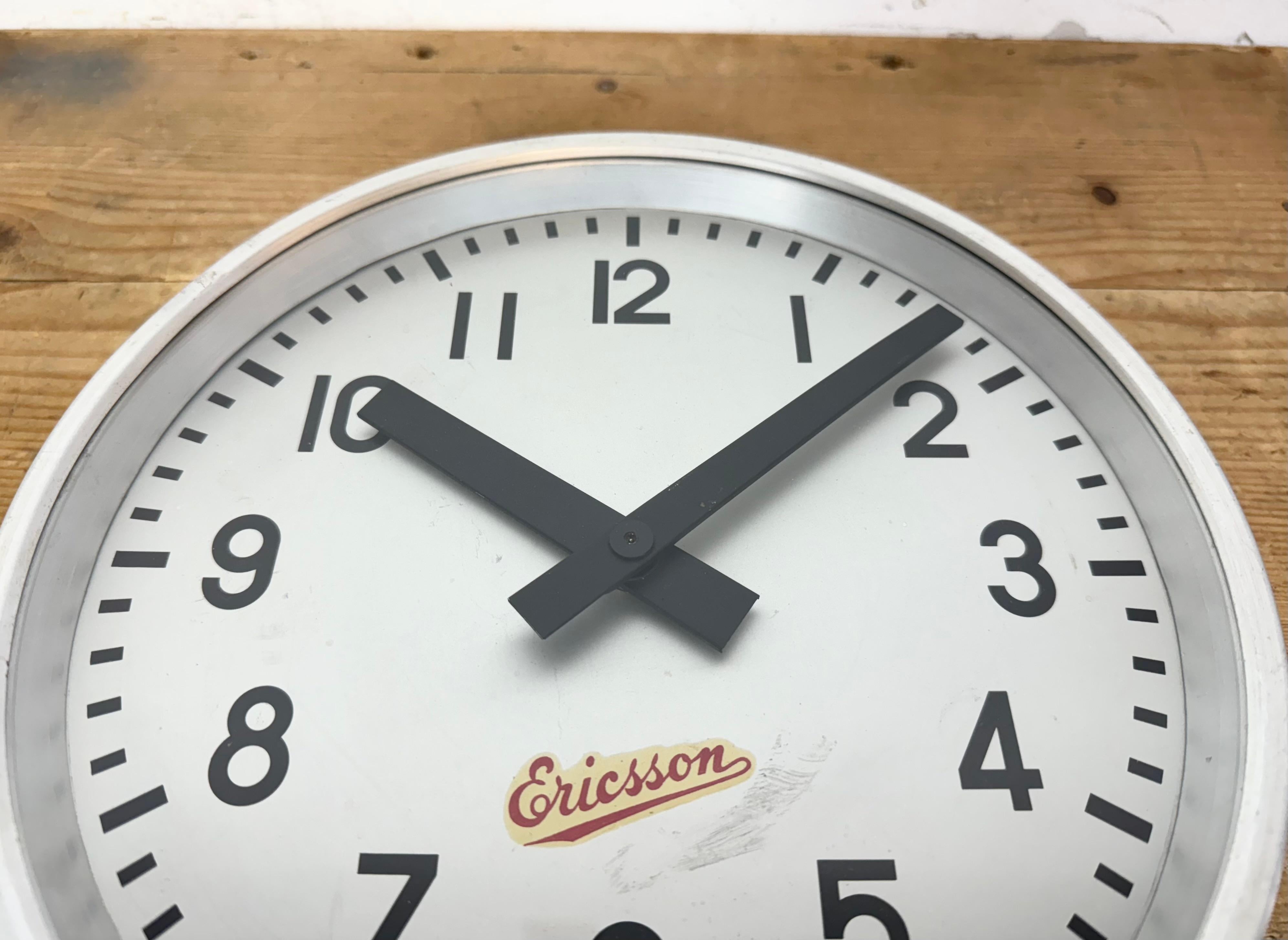 Reloj de pared industrial gris de Ericsson, años 60 en venta 3