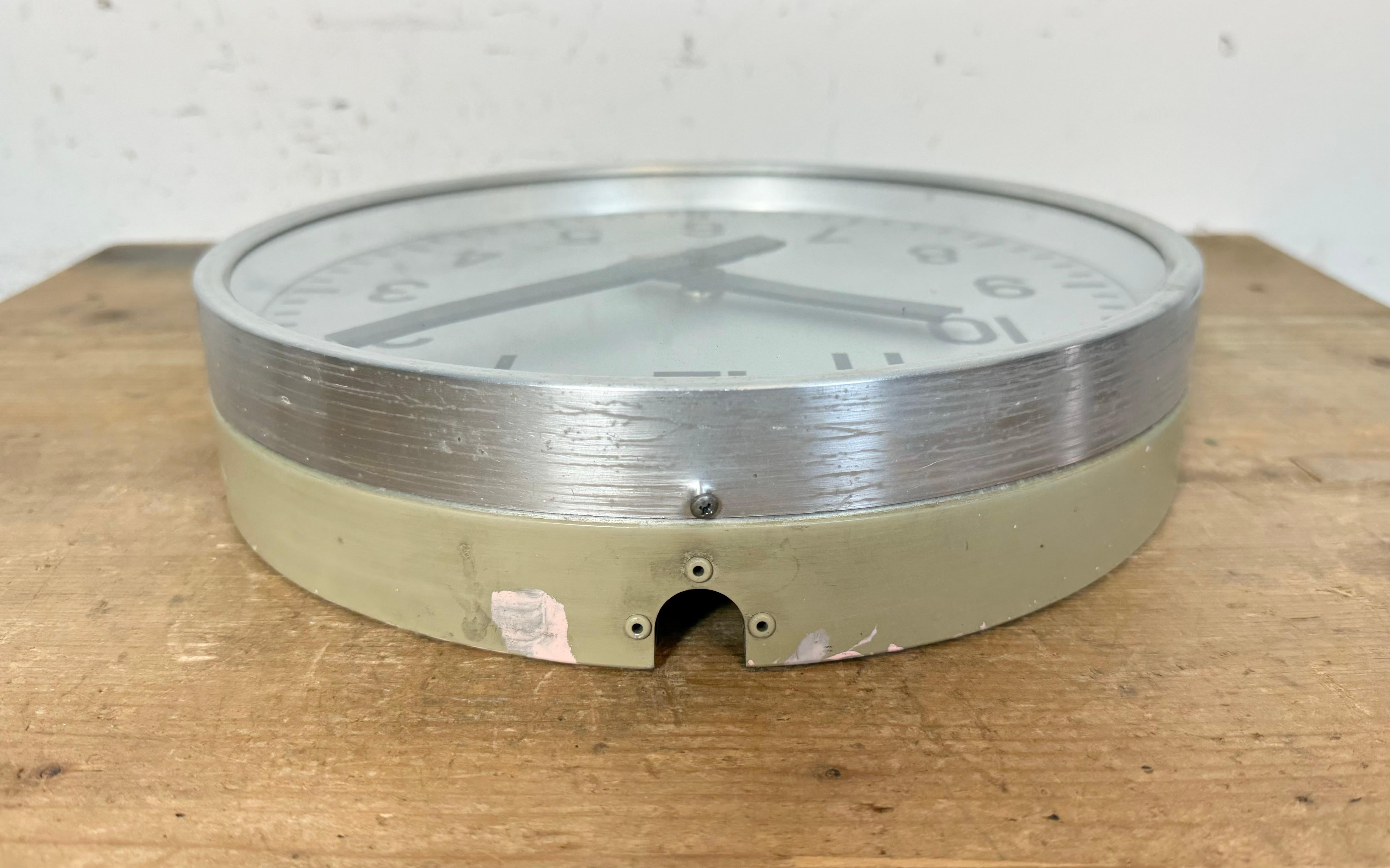 Reloj de pared industrial gris de Ericsson, años 60 en venta 5
