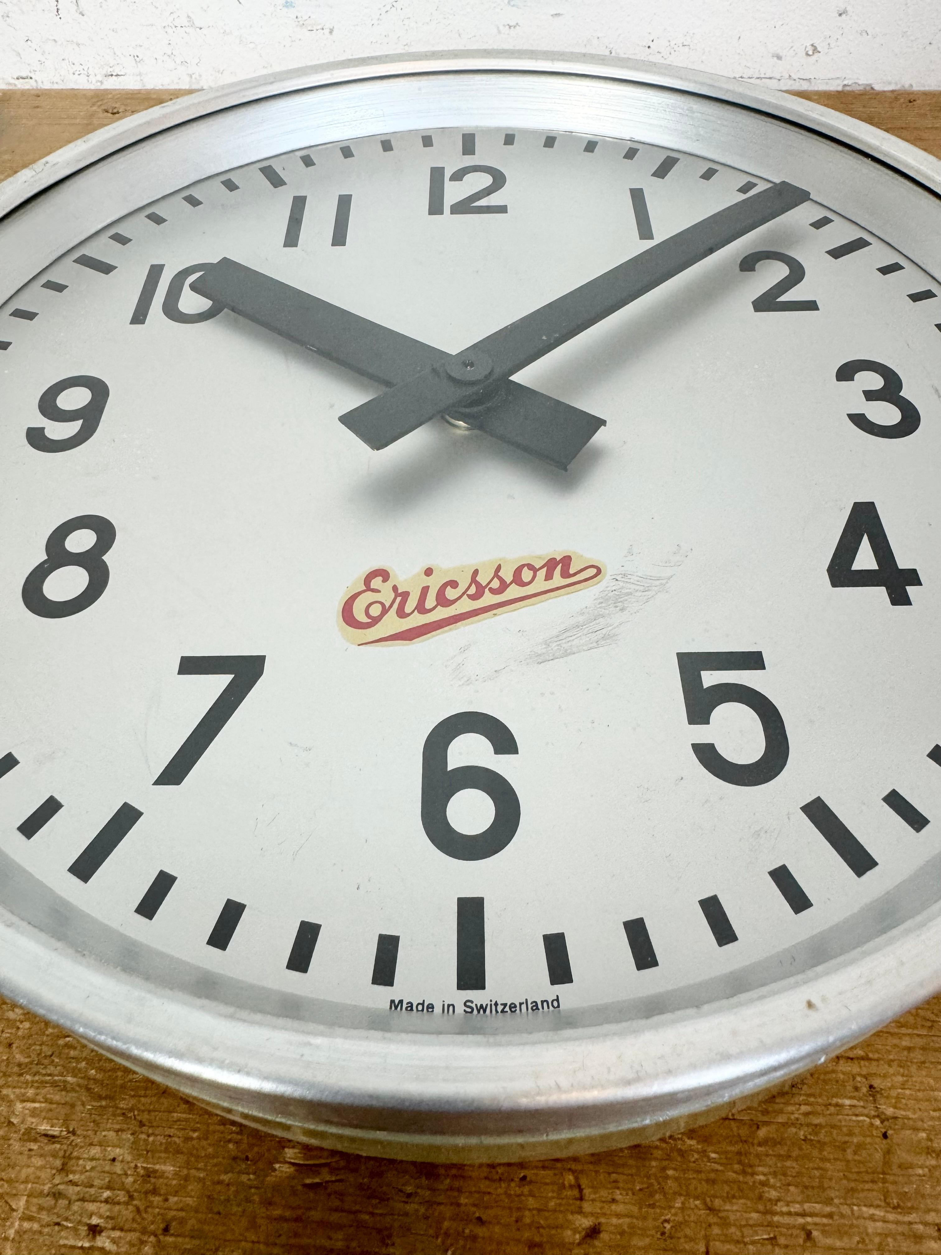 Reloj de pared industrial gris de Ericsson, años 60 en venta 7