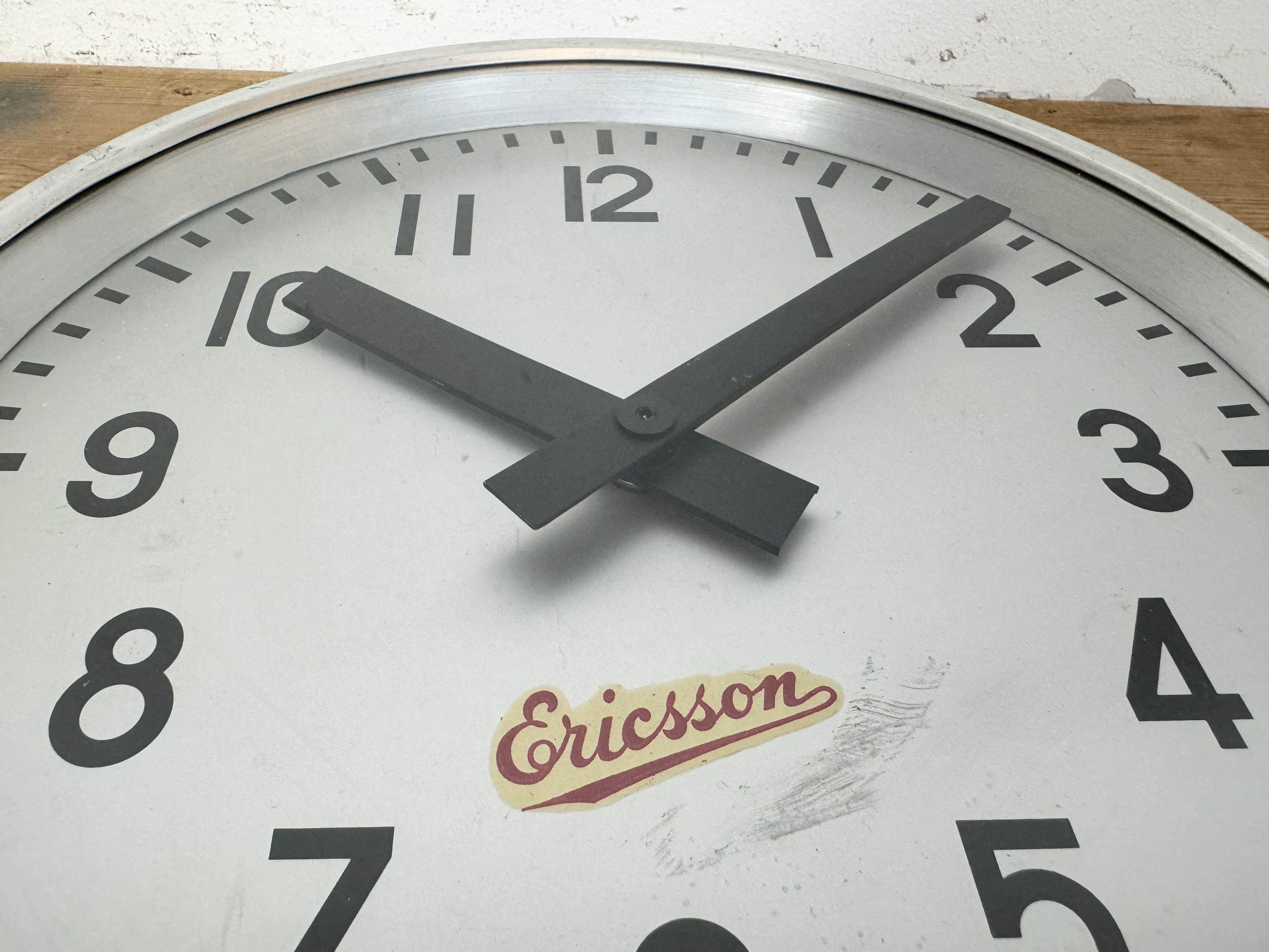 Reloj de pared industrial gris de Ericsson, años 60 en venta 8