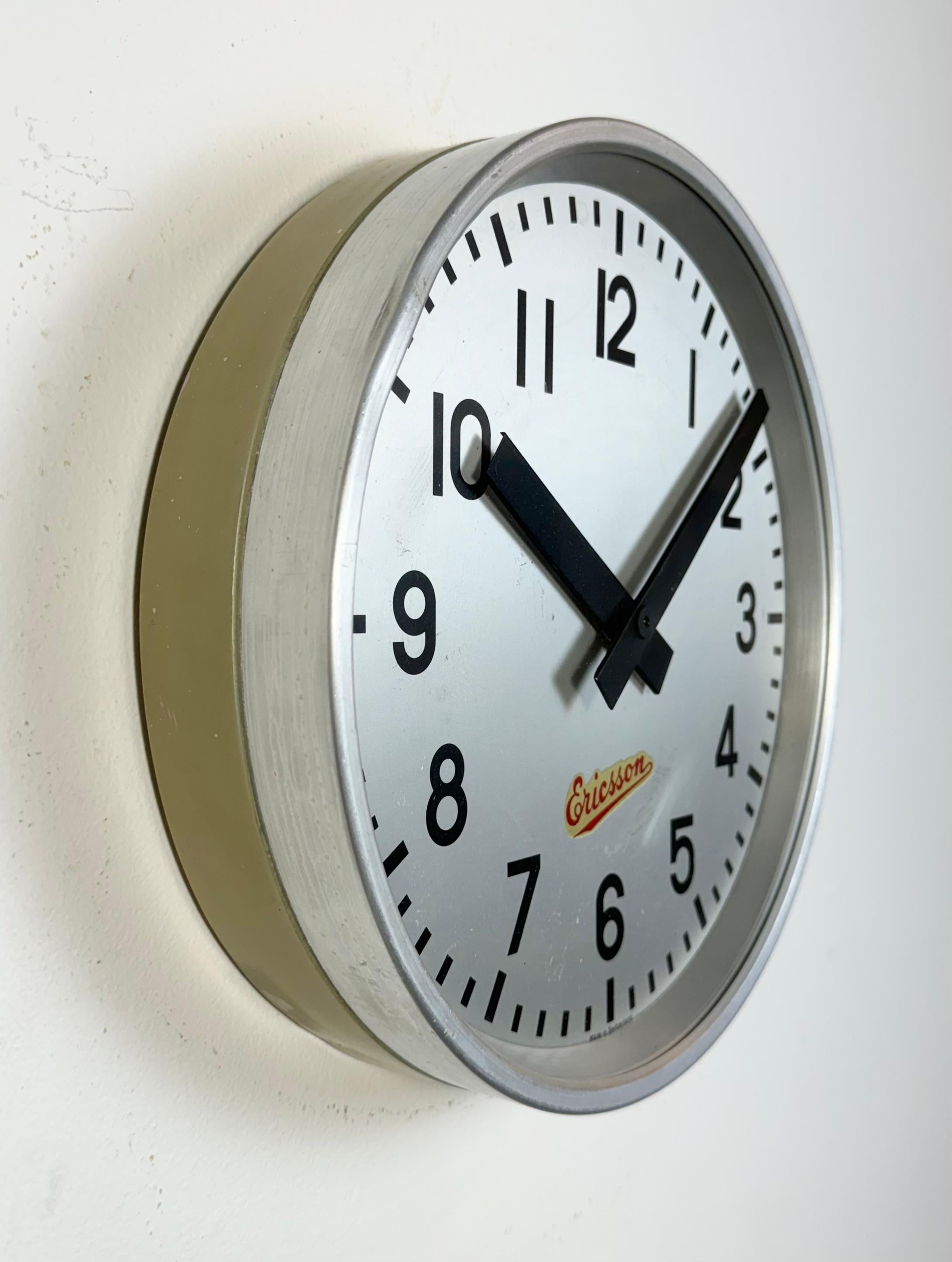 Reloj de pared industrial gris de Ericsson, años 60 en Bastante bueno estado para la venta en Kojetice, CZ