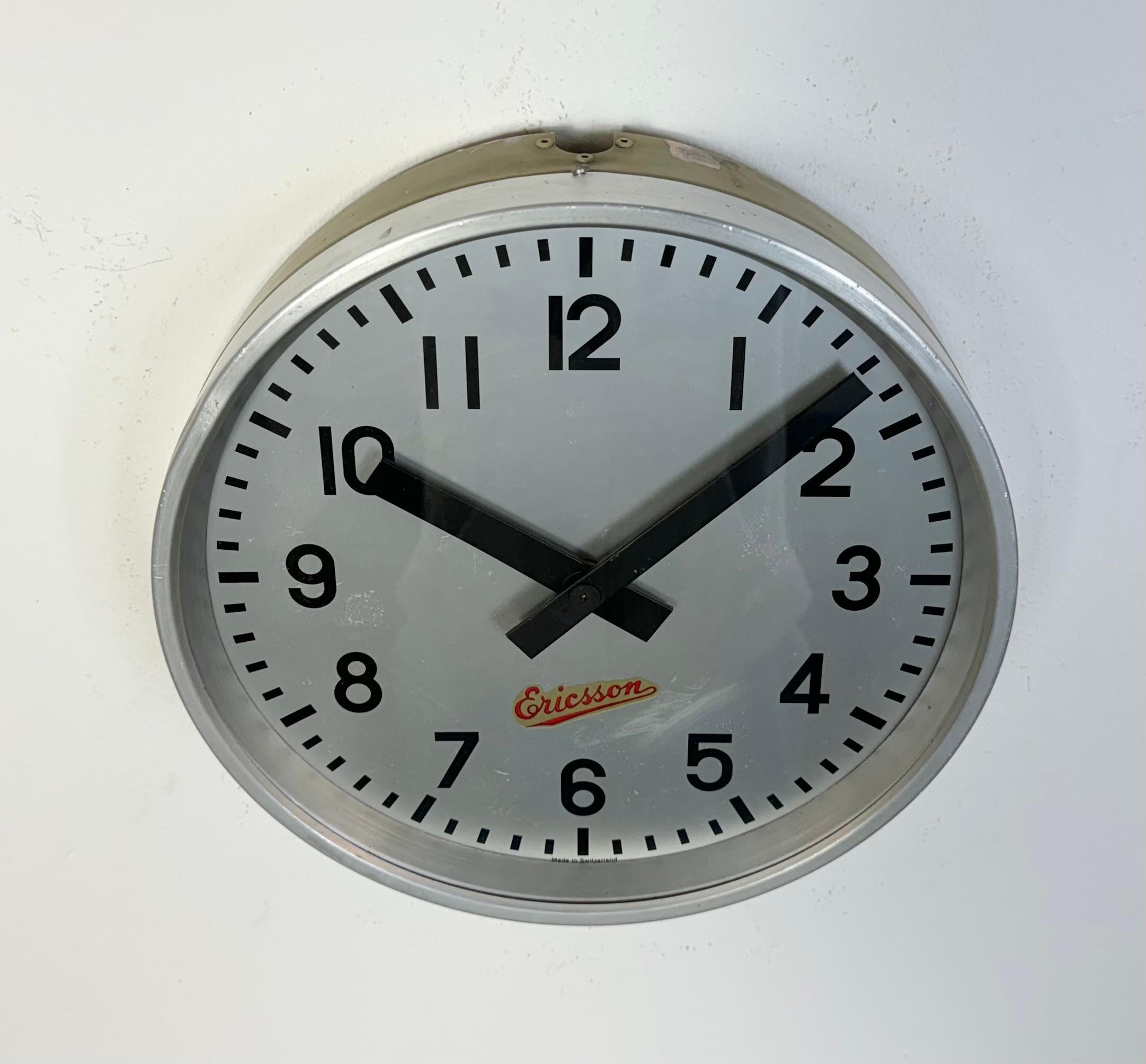 Reloj de pared industrial gris de Ericsson, años 60 siglo XX en venta