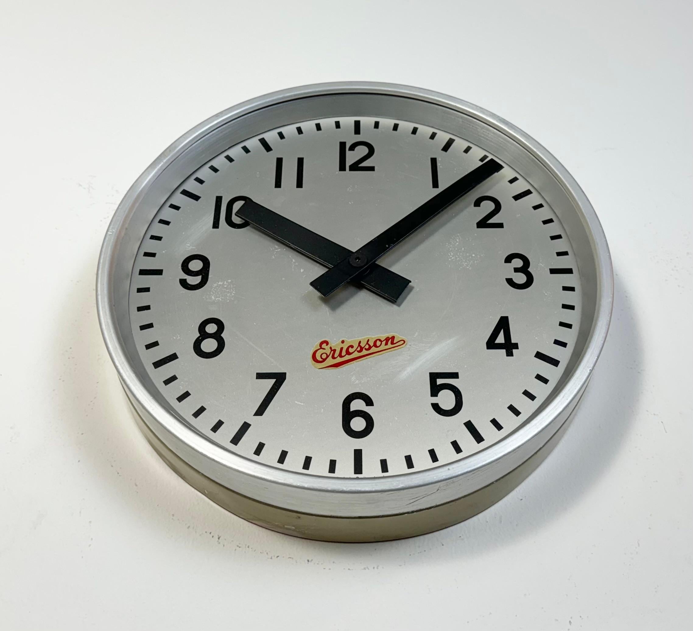 Reloj de pared industrial gris de Ericsson, años 60 Aluminio en venta