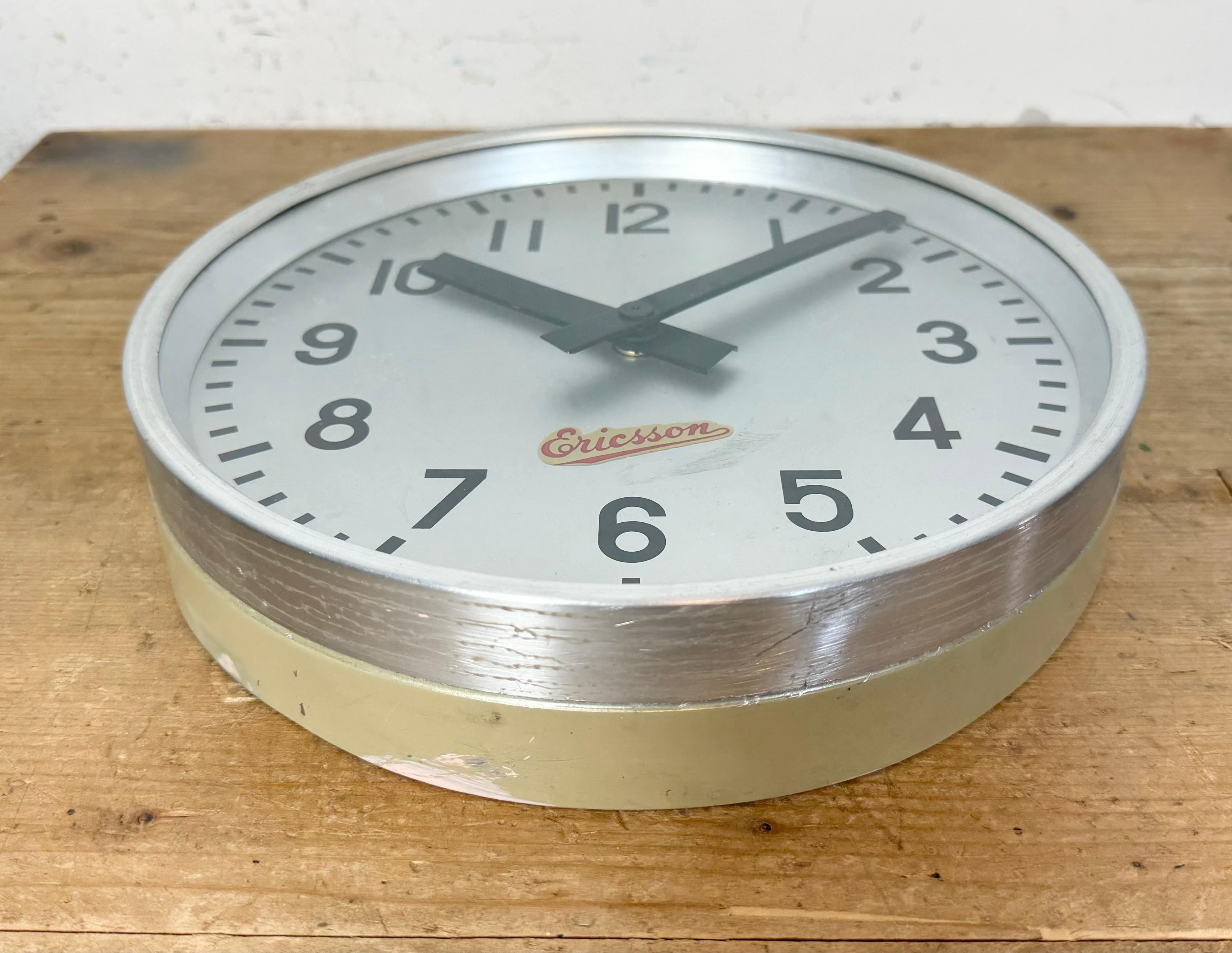 Reloj de pared industrial gris de Ericsson, años 60 en venta 1