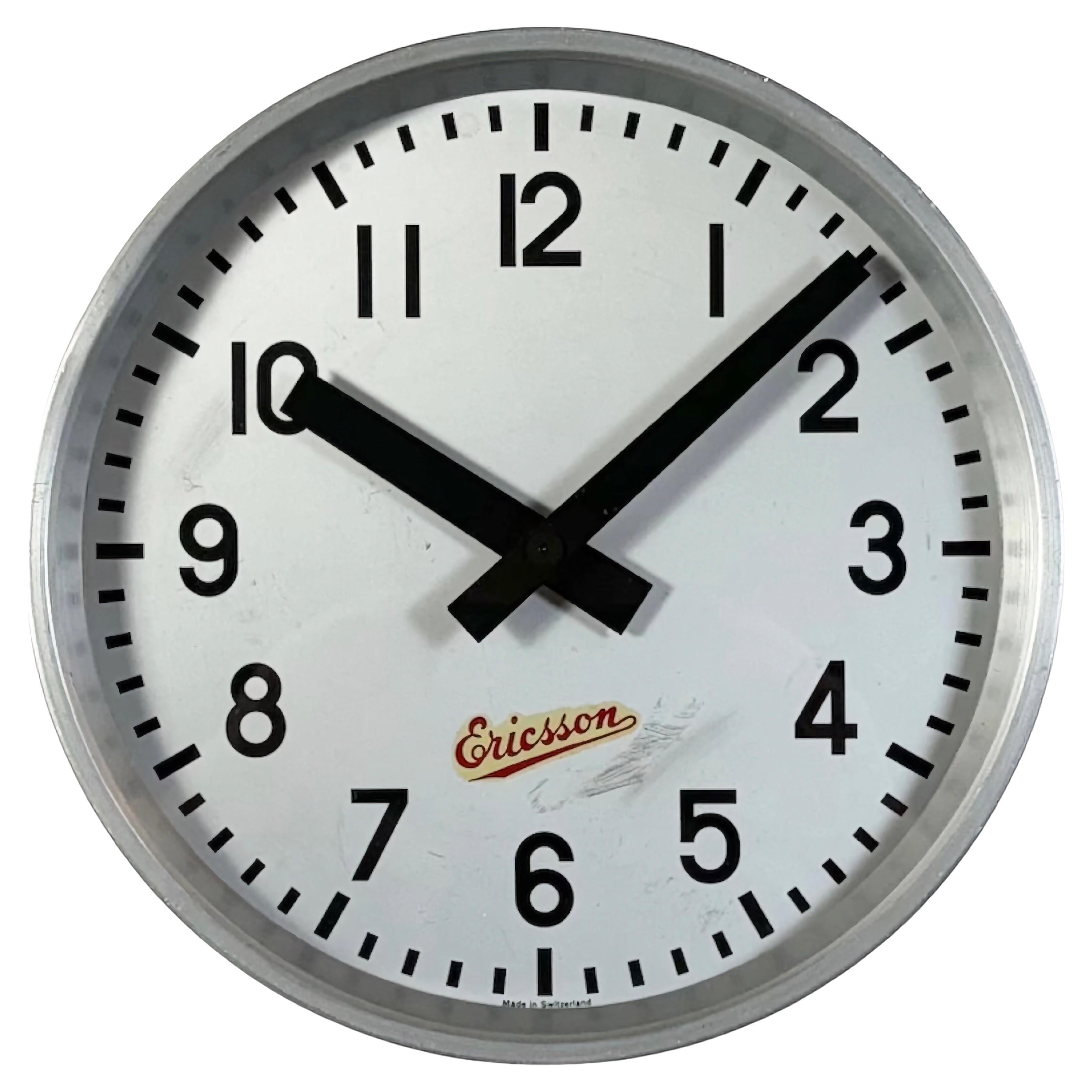 Reloj de pared industrial gris de Ericsson, años 60
