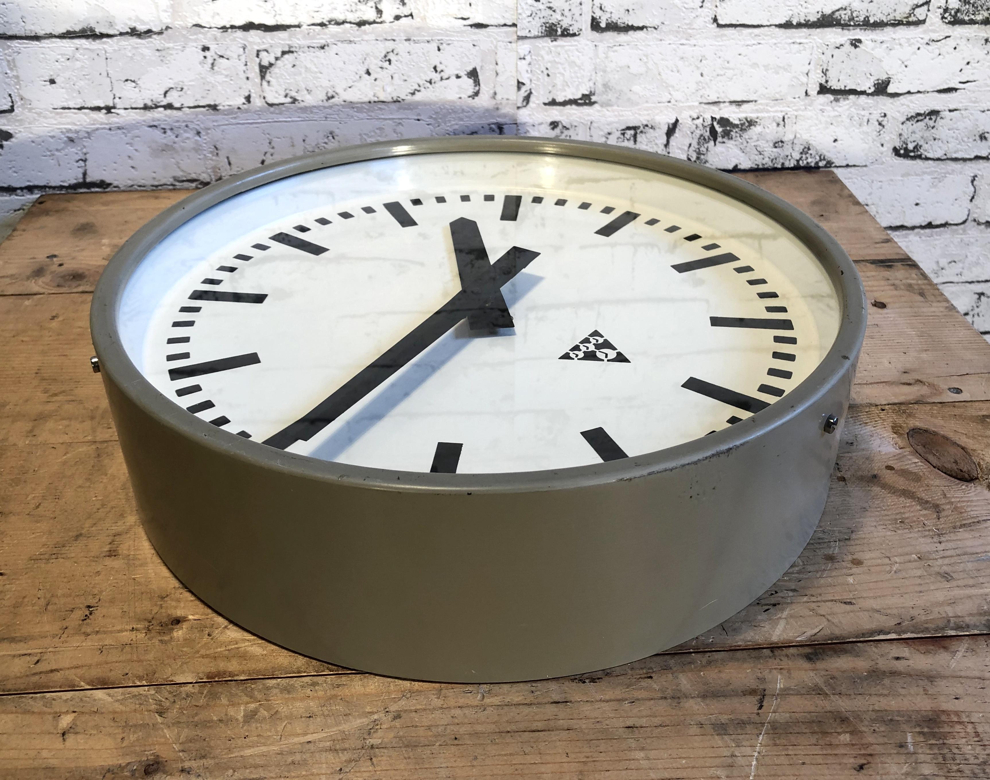 Grey Industrial Wall Clock from Pragotron, 1960s In Fair Condition In Kojetice, CZ