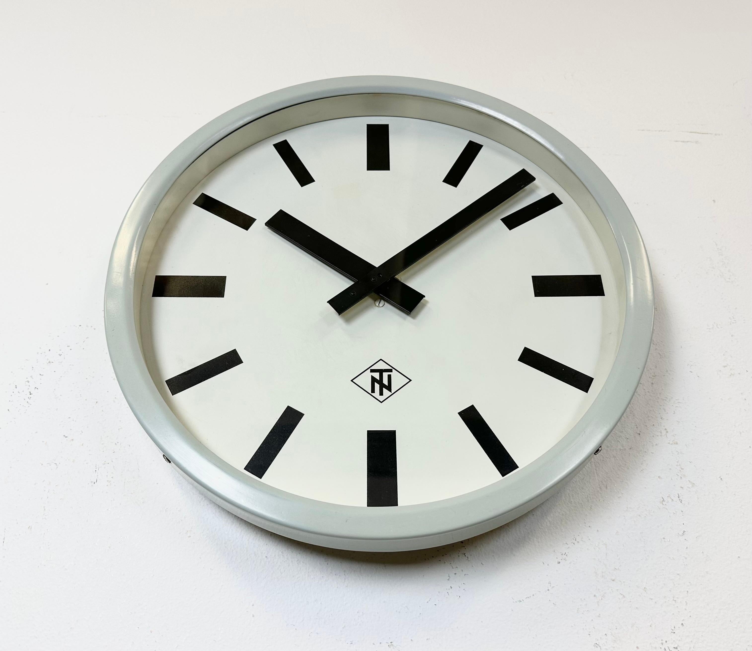 Grey Industrial Wall Clock from TN, 1960s In Good Condition For Sale In Kojetice, CZ