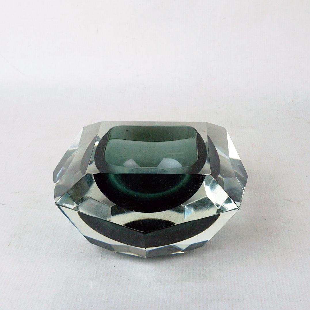 1960er Jahre Wunderschöner grauer Aschenbecher von Flavio Poli für Seguso aus Murano sommerso Glas. Hergestellt in Italien
Es scheint ein Diamant zu sein
Der Artikel ist in ausgezeichnetem Zustand.
Abmessungen:
Durchmesser 5,51