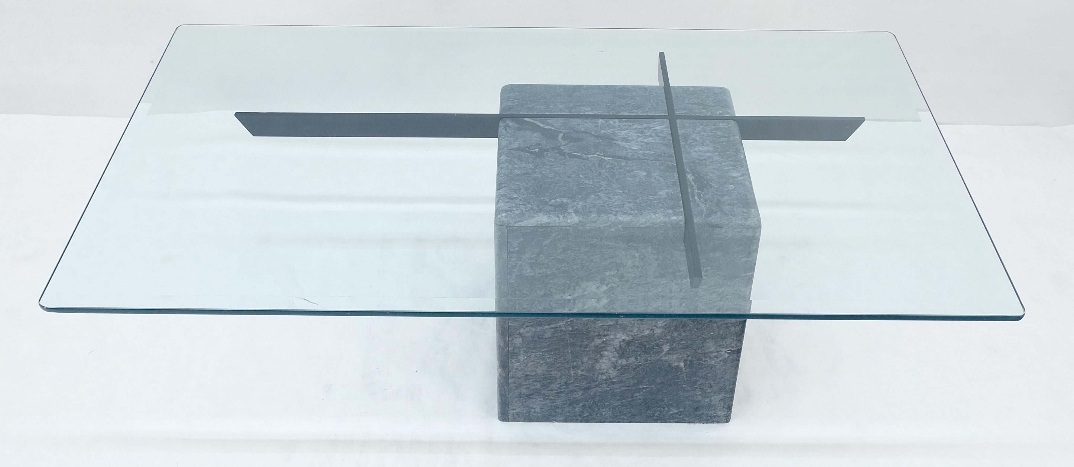 Mármol italiano gris Base en forma de cubo 30x50 Tapa rectangular de cristal Mesa de centro LIMPIA siglo XX en venta