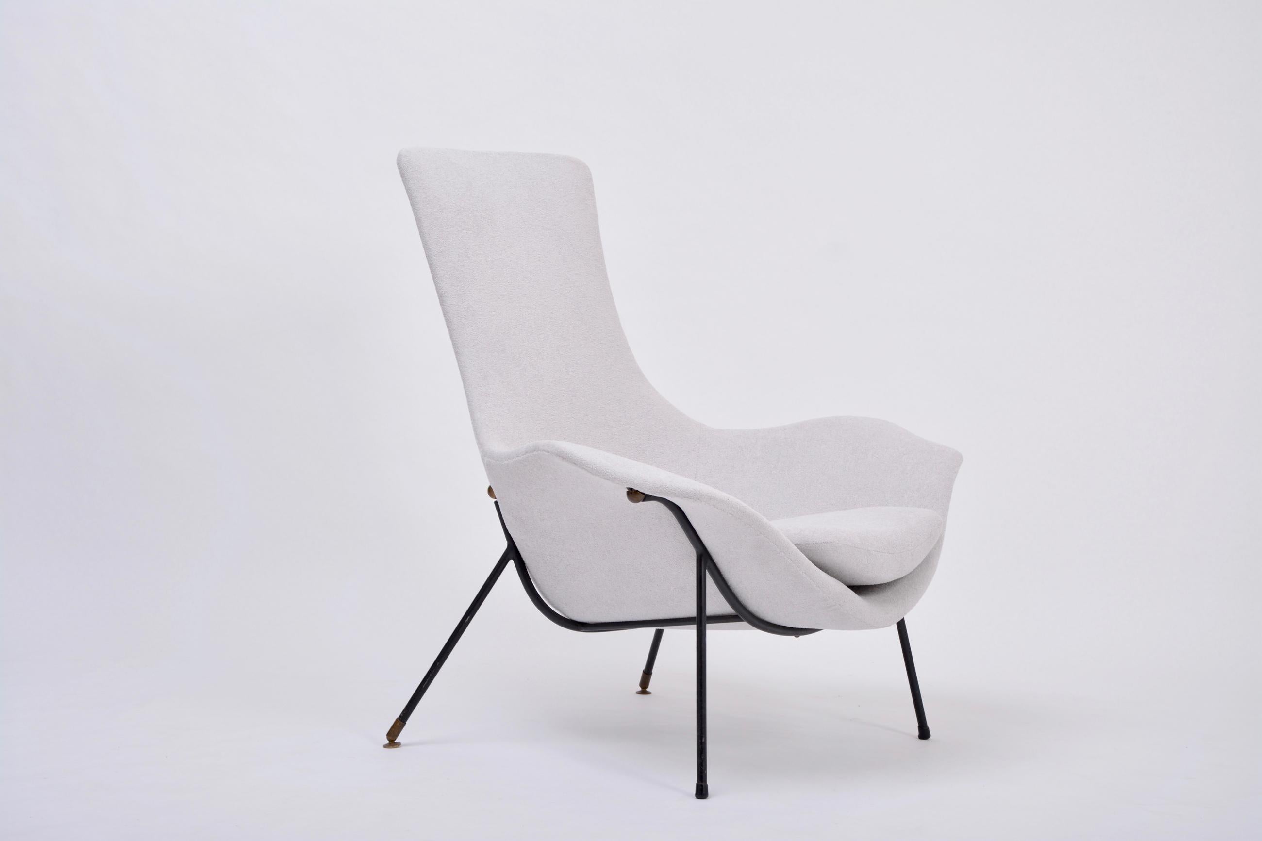 Grey Italian Mid-Century Modern lounge chair by Augusto Bozzi for Fratelli Saporiti

Lounge chair designed by Augusto Bozzi and produced by Fratelli Saporiti in Italy in the 1950s. The base is made of lacquered metal with brass feet and details.