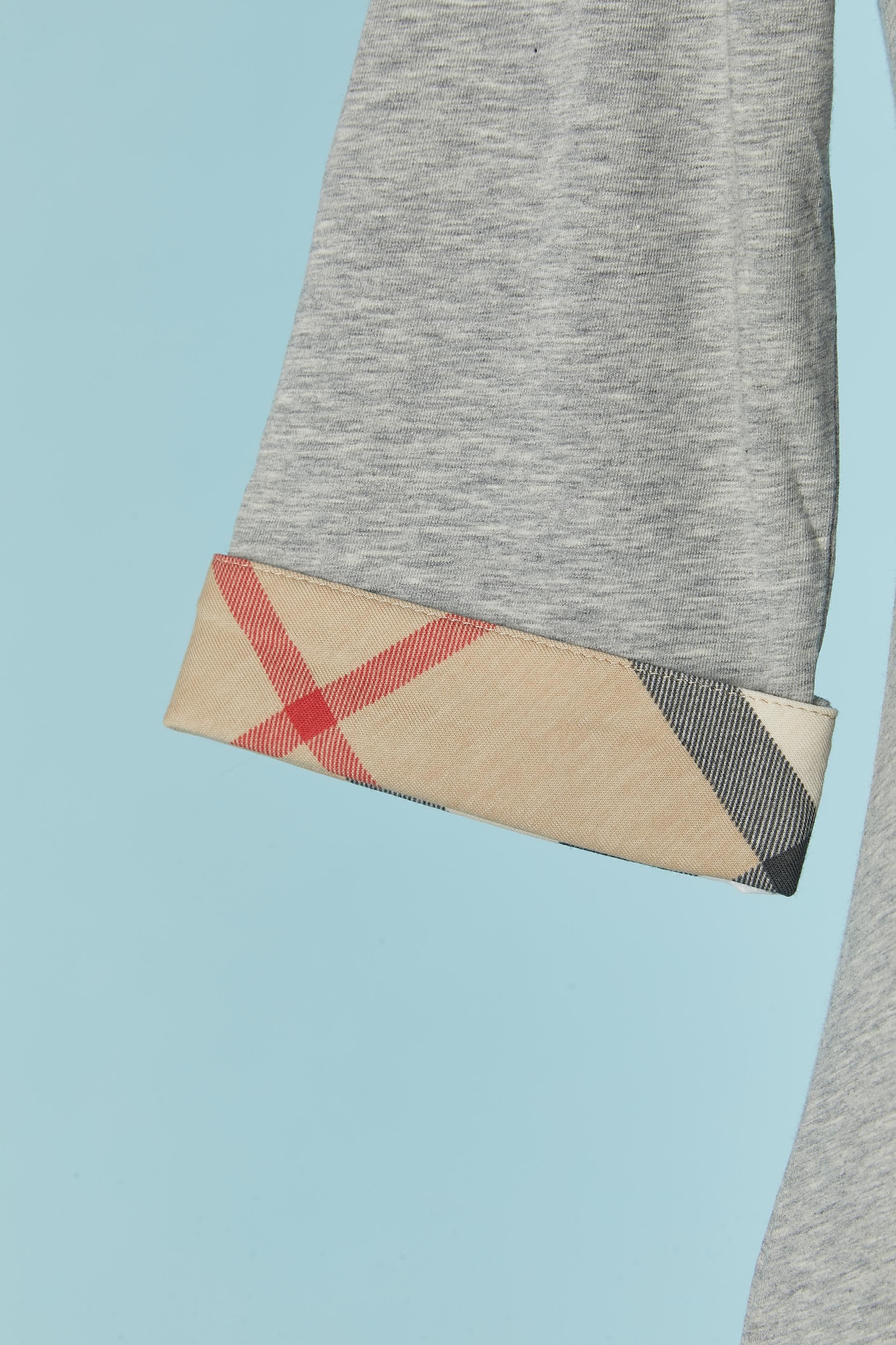 Tee-shirt en jersey gris avec bord de manche à carreaux. Composition du tissu : 93% coton, 7% élasthanne. 
TAILLE S 