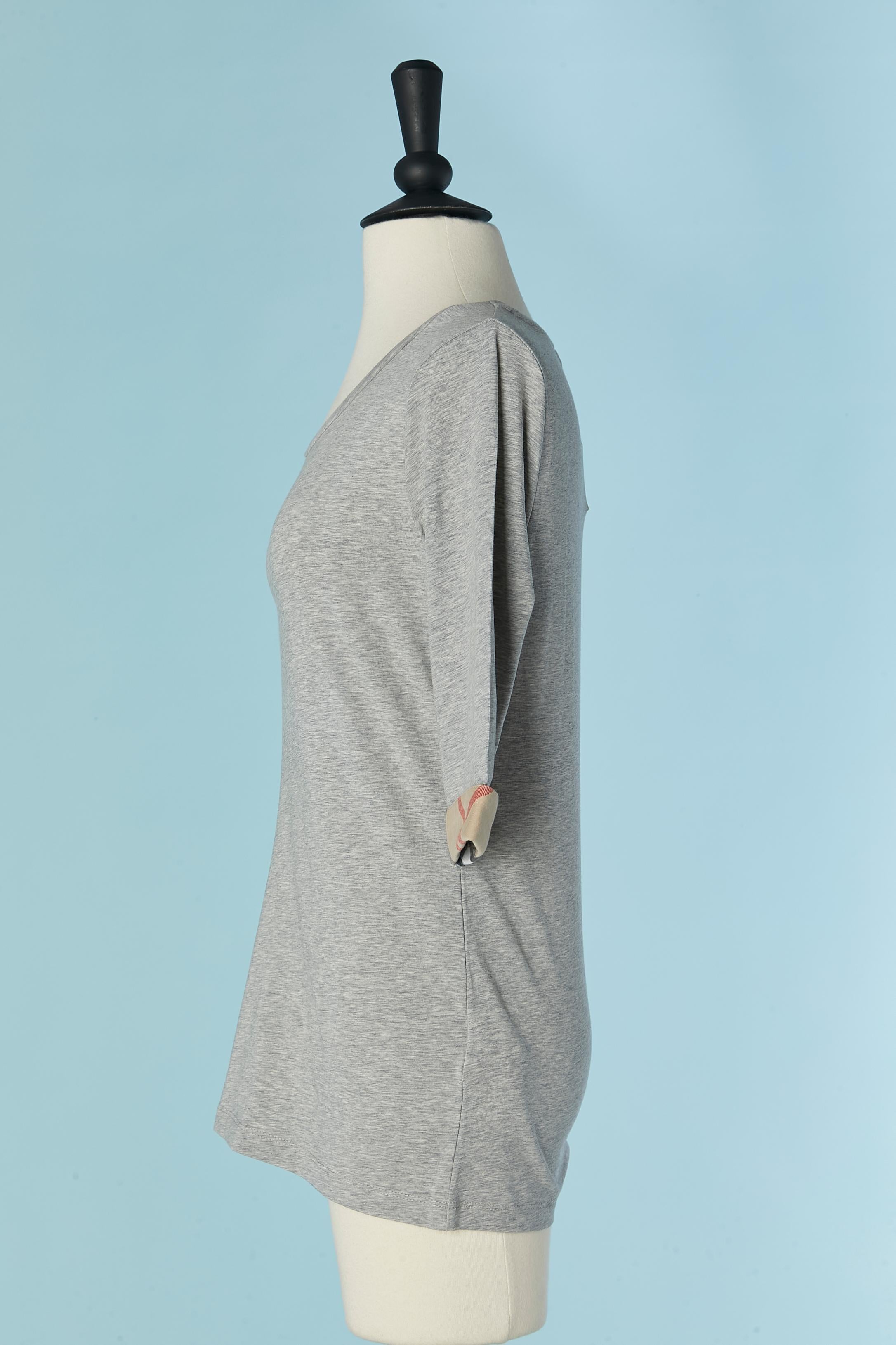 Gris T-shirt gris à manches à carreaux BURBERRY BRIT neuf en vente