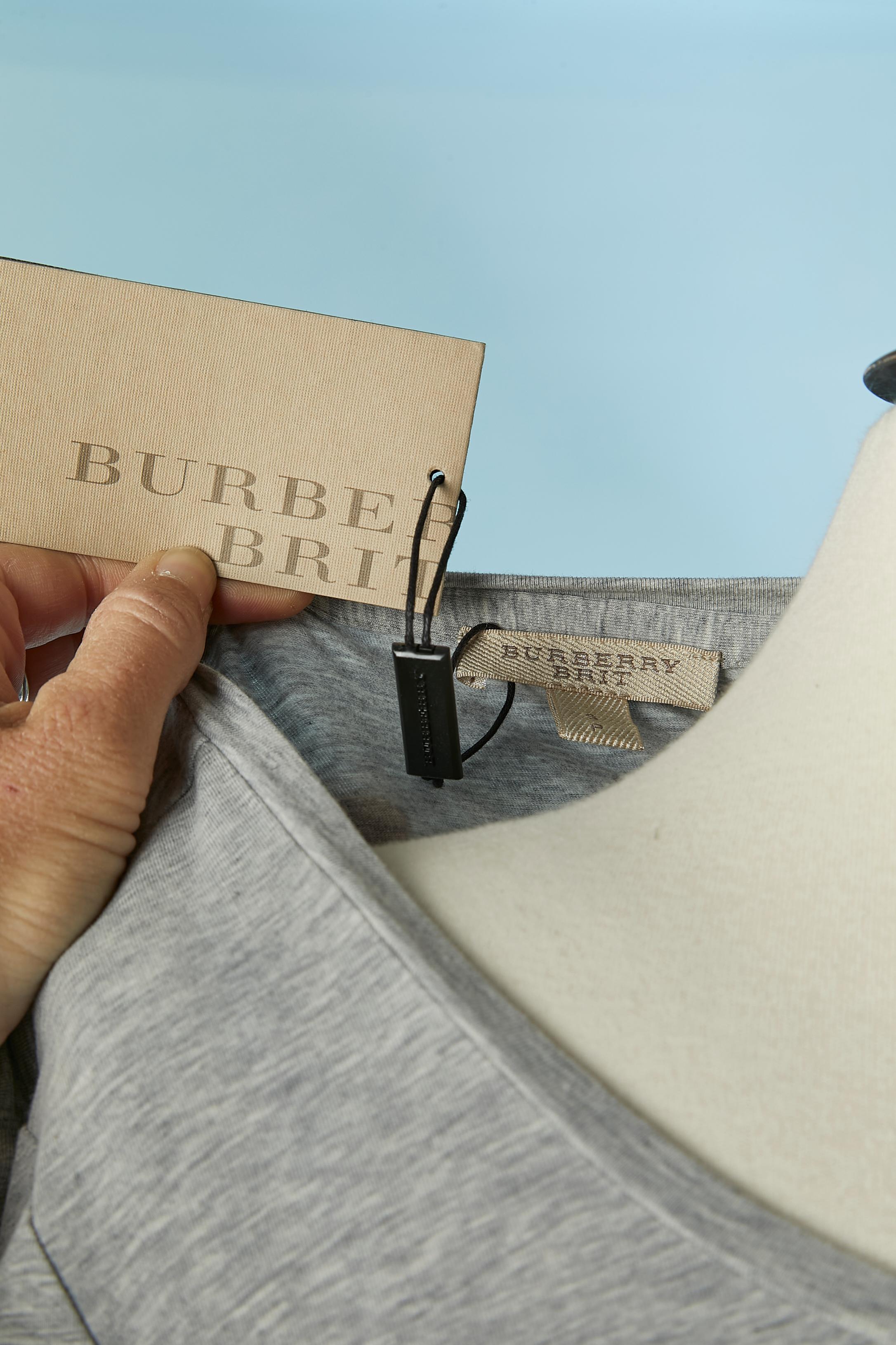 T-shirt gris à manches à carreaux BURBERRY BRIT neuf Pour femmes en vente