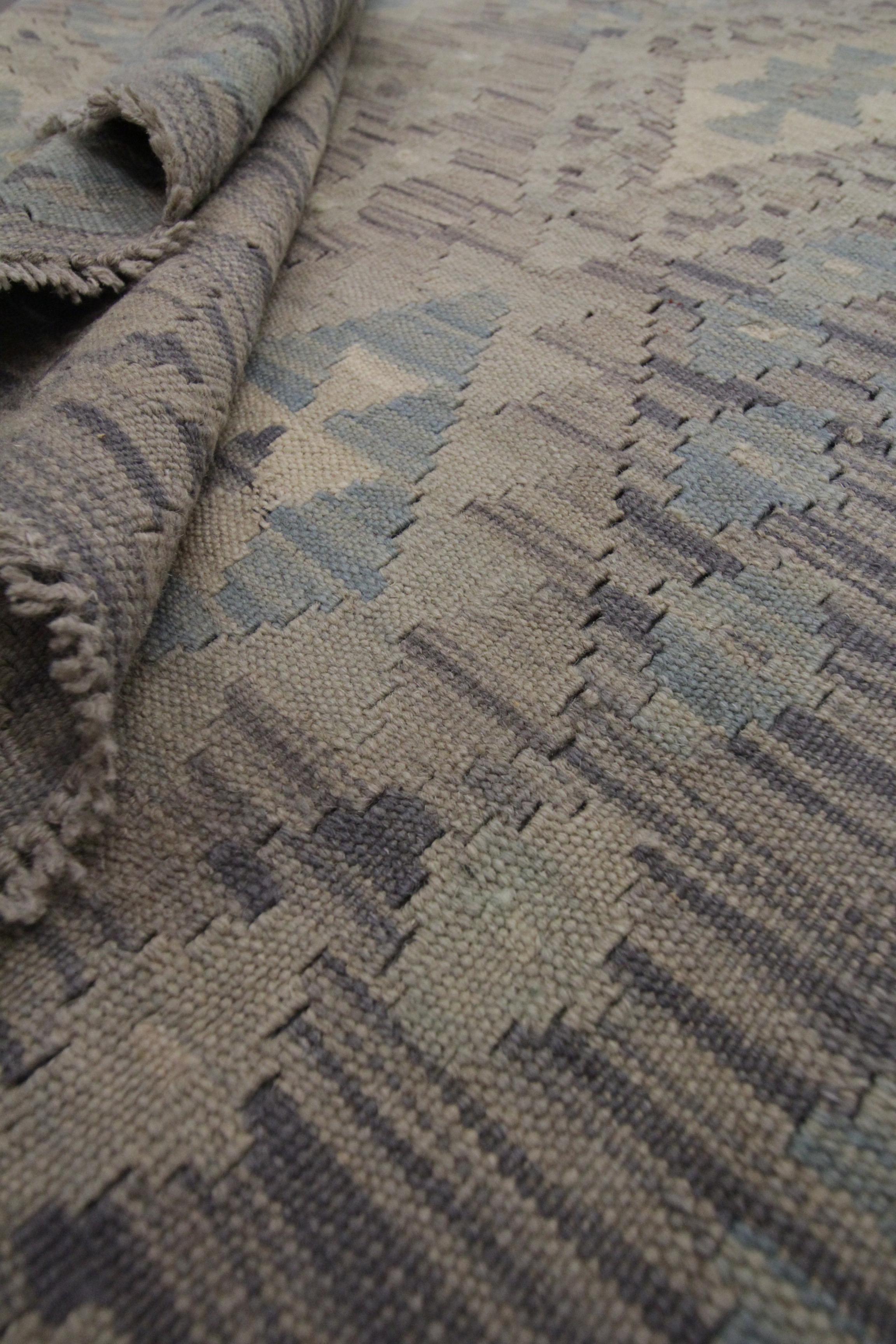 Grauer Kilim-Teppich Traditioneller Teppich Kilim Skandinavischer Stil Brauner Wollteppich (21. Jahrhundert und zeitgenössisch) im Angebot