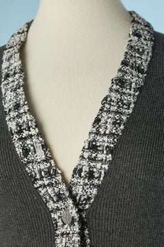 Cardigan grigio in maglia con bordo in tweed e bottoni CC firmati Chanel