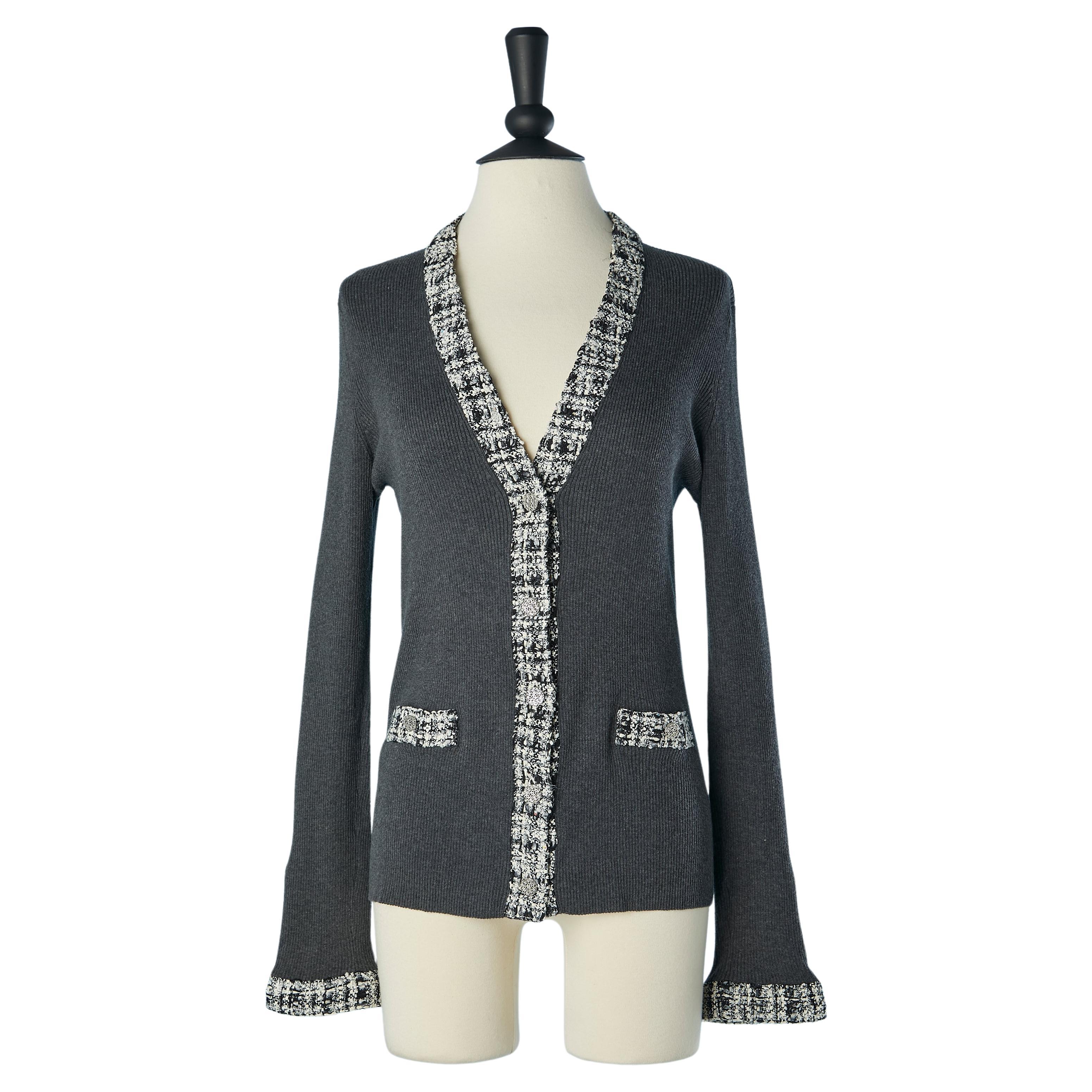 Graue Strickjacke aus grauem Strick mit Tweed-Rand und Markenmarken CC-Knöpfen Chanel 