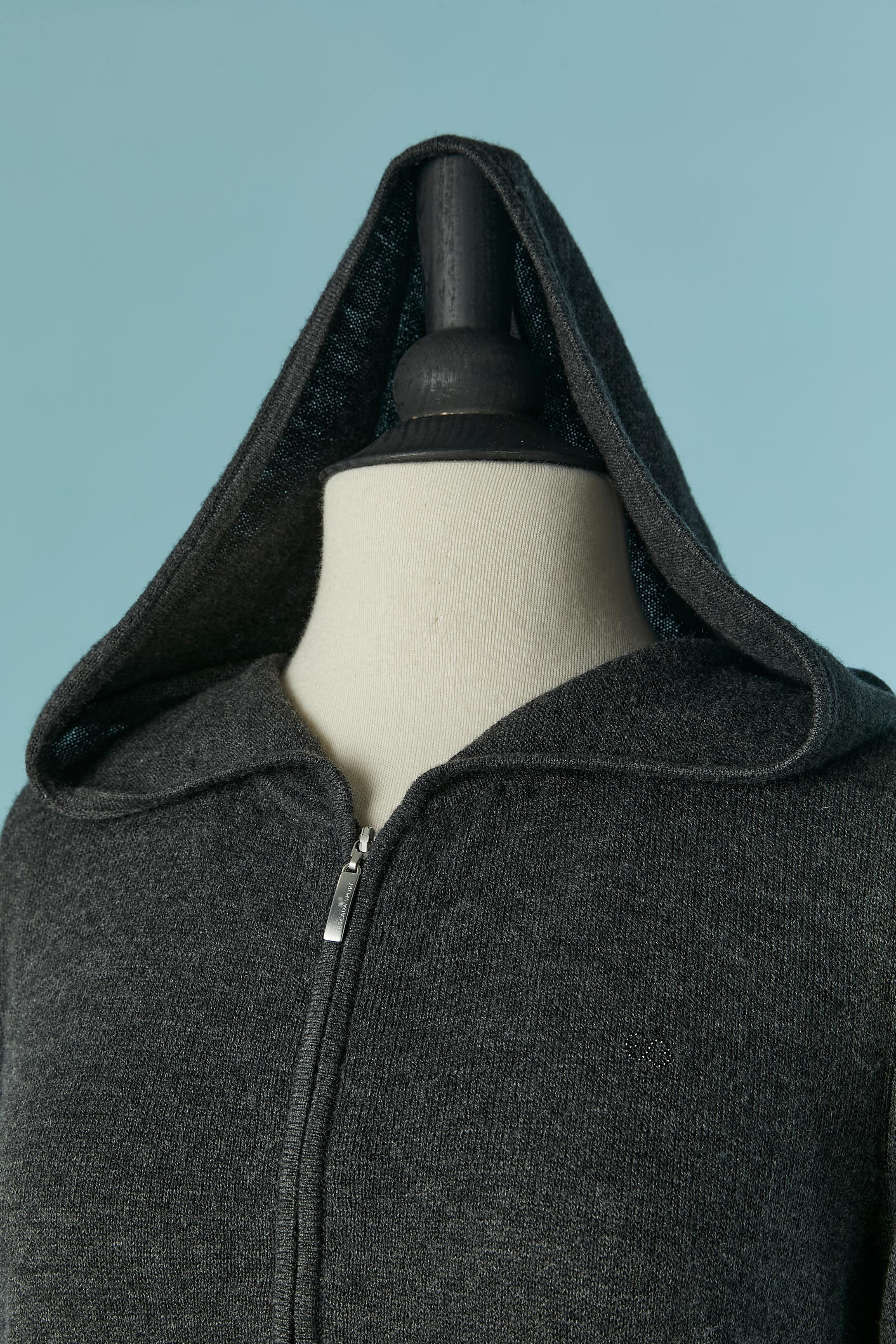 Sleeveless sweater, hoodie and trouser in wool (90%) and cashmere (10%) ensemble.
Drawstring on the waist of the pant. Zip closure on the middle front on the hoodie with branded zip puller.
Hoodie's size= M
Sweater and pant size = S 