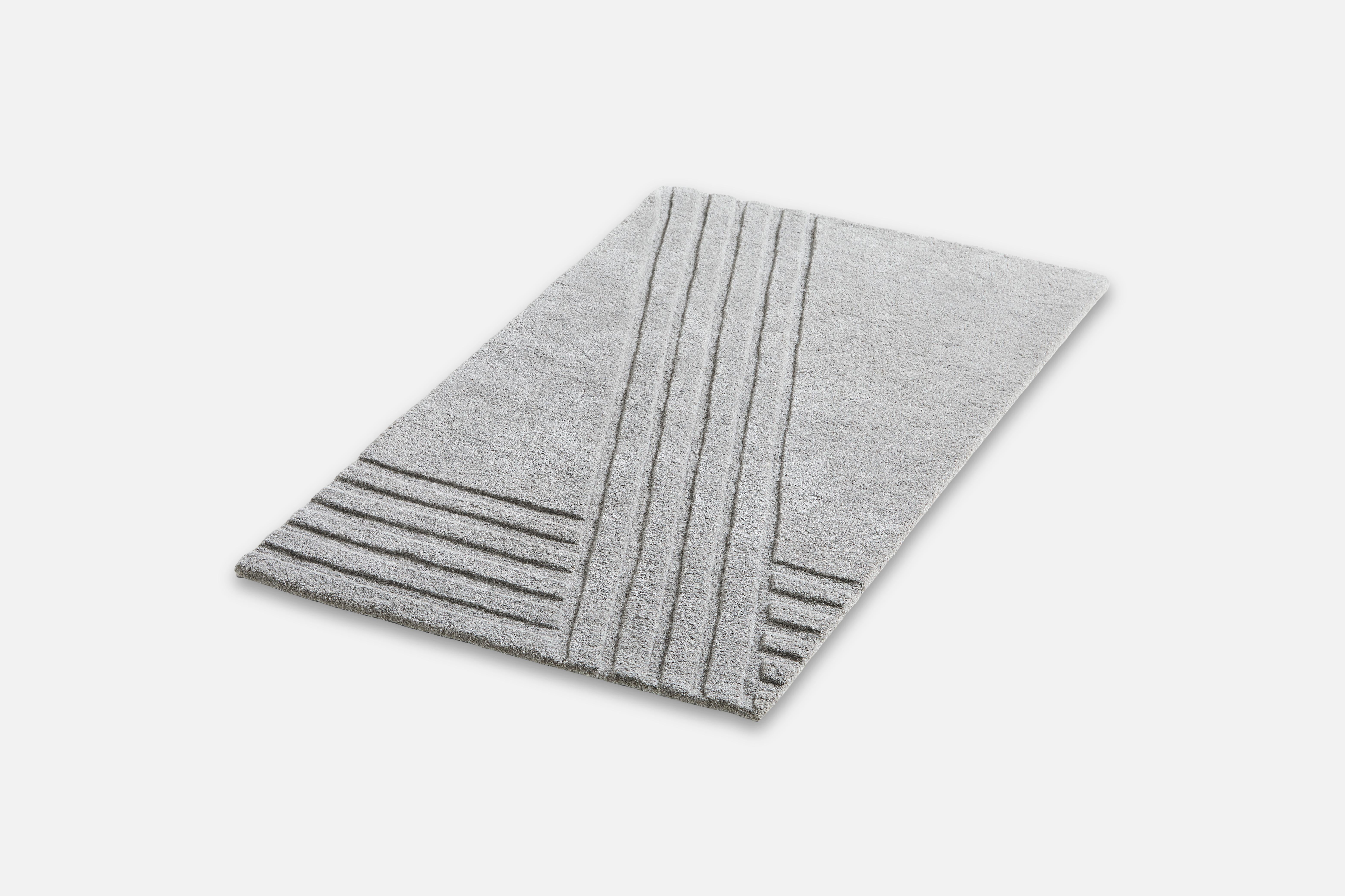 Grey Kyoto rug I by AD Miller.
Materials: 80% wool, 20% cotton.
Dimensions: W 90 x L 140 cm.
Available in grey or off white.

The hand-tufted wool rug, Kyoto, takes its inspiration from the distinctive pattern found in traditional raked
