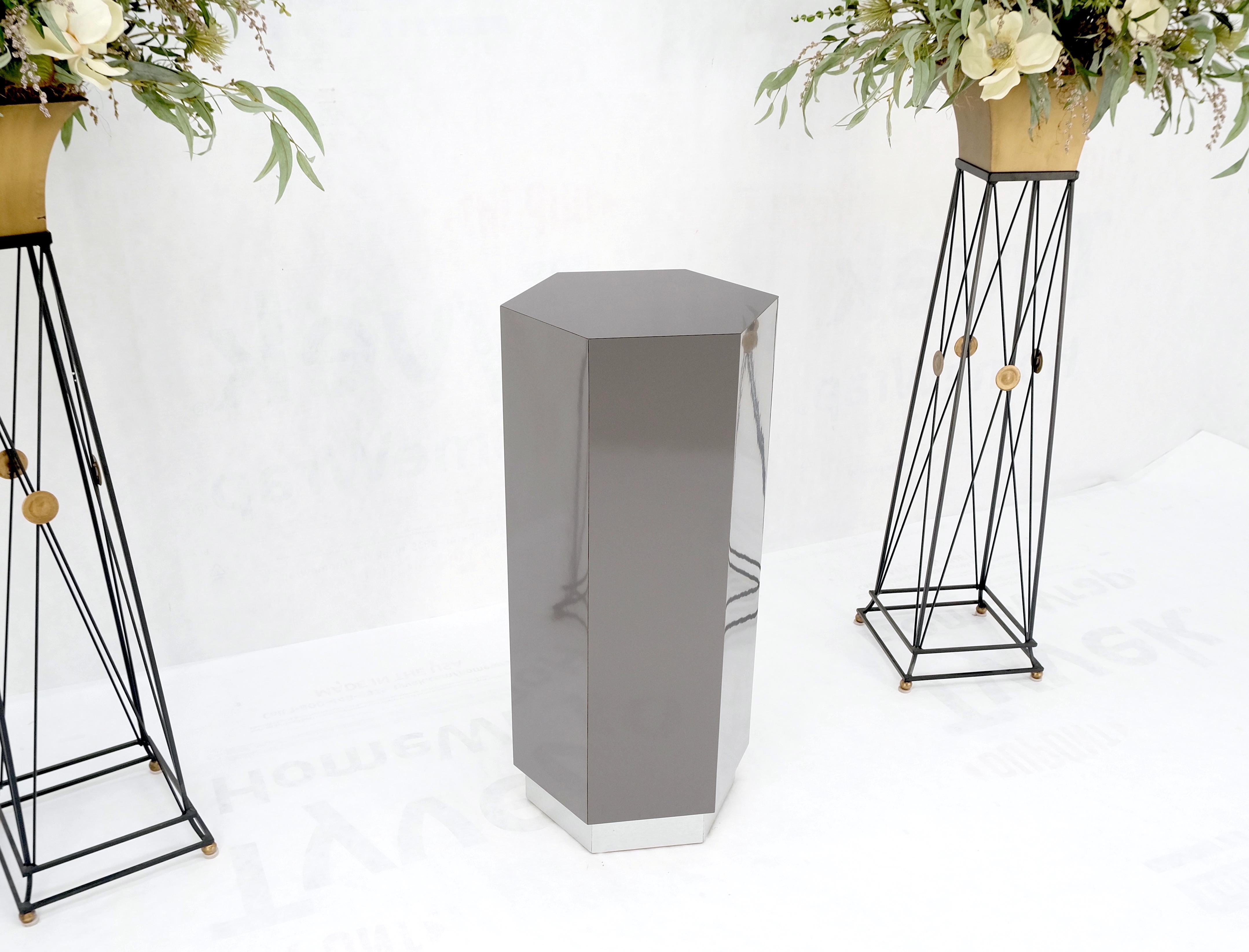 Grey Laminate Aluminum Base Hexagon Shape Mid-Century Modern Pedestal In Good Condition For Sale In Rockaway, NJ