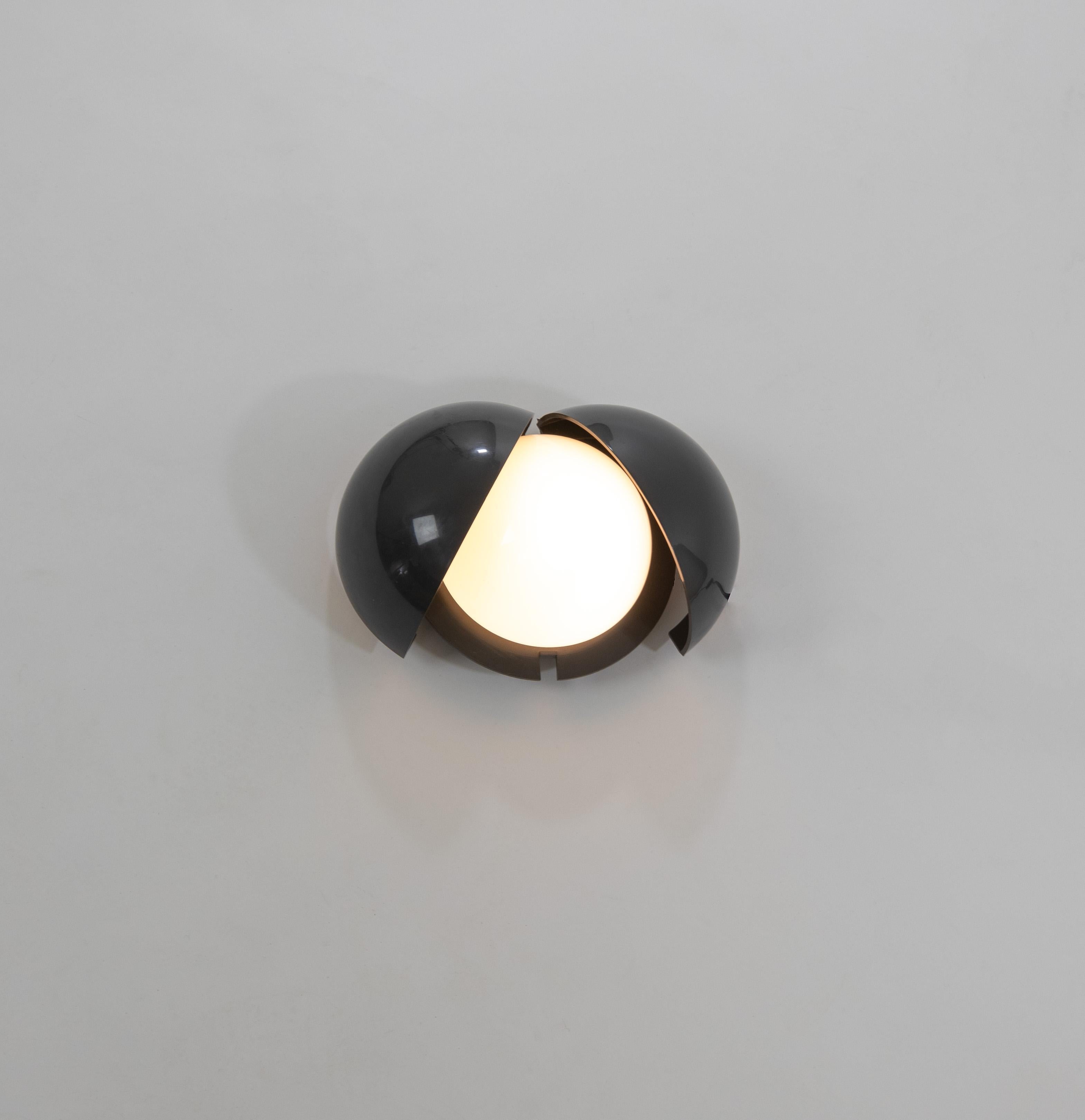 Lámpara de pared Lampira gris diseñada por Gian Emilio, Piero y Anna Monti para Fontana Arte a principios de la década de 1970.

La lámpara está hecha de ABS y cristal opalino. Dos 