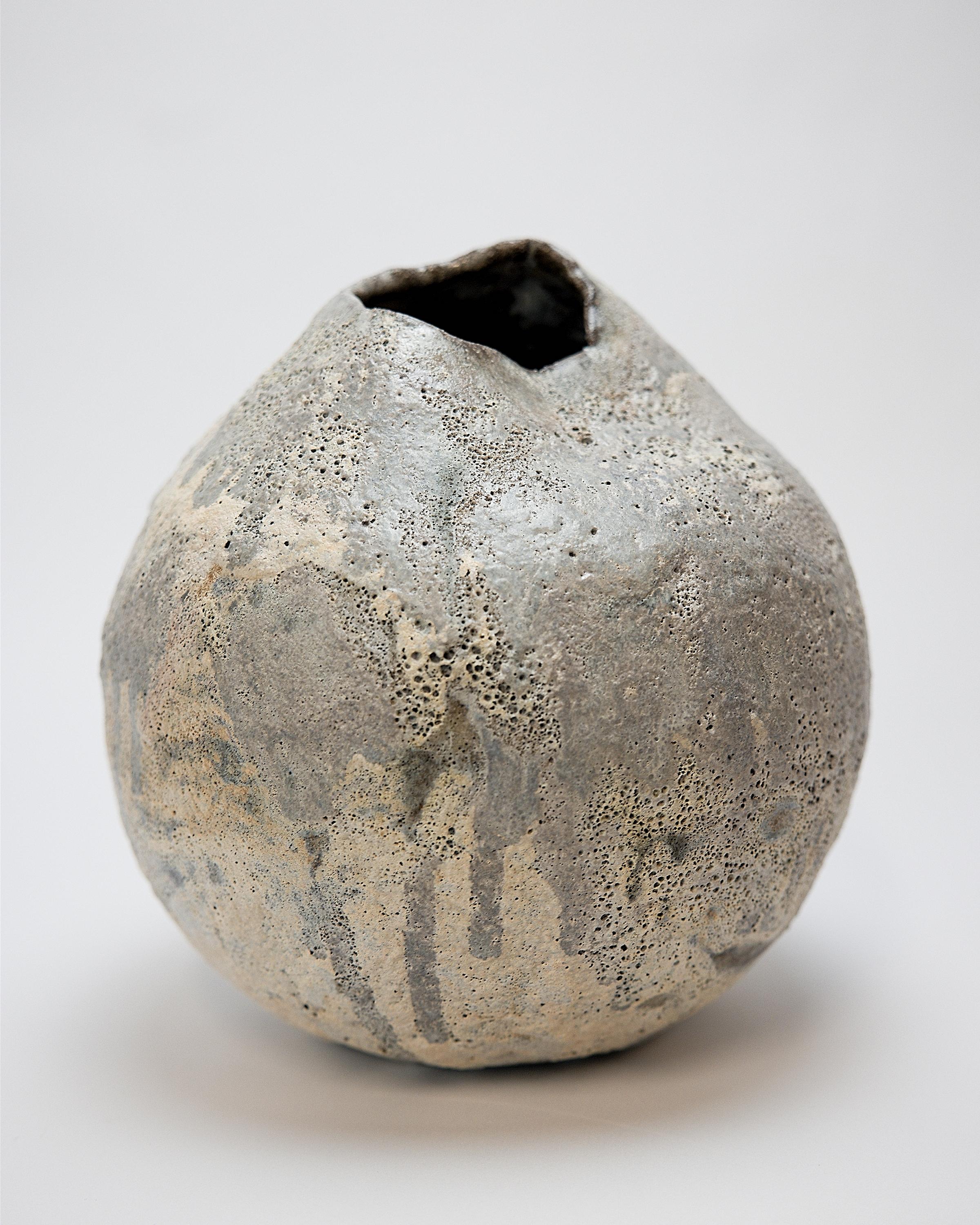 Bring a touch of modern style to your home with our Cream texture Moon vases with grey tones on top of deep red stoneware clay.
this one is approx: 10x10