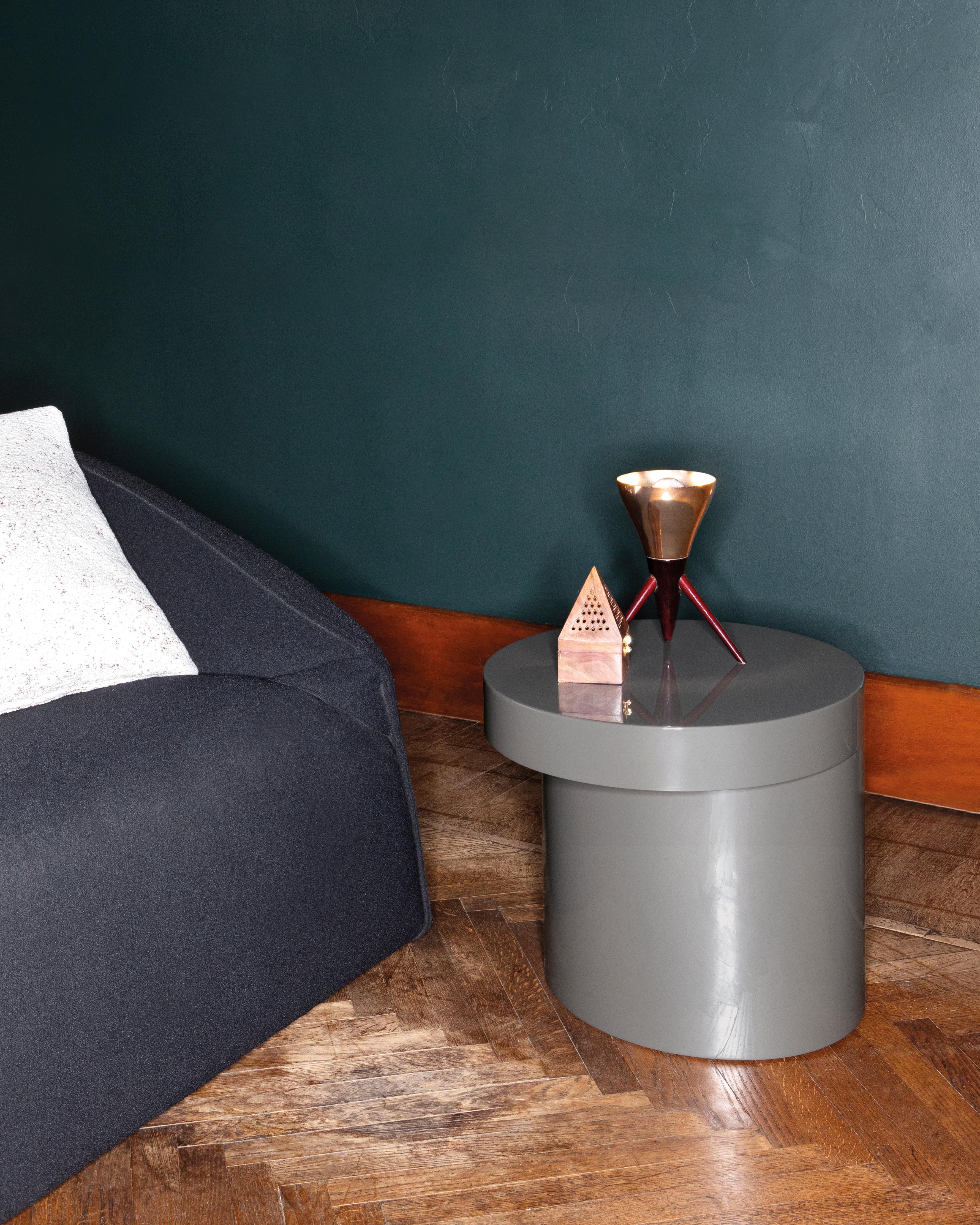 Table d'appoint Lazy-O grise par Somaschini Neuf - En vente à Geneve, CH